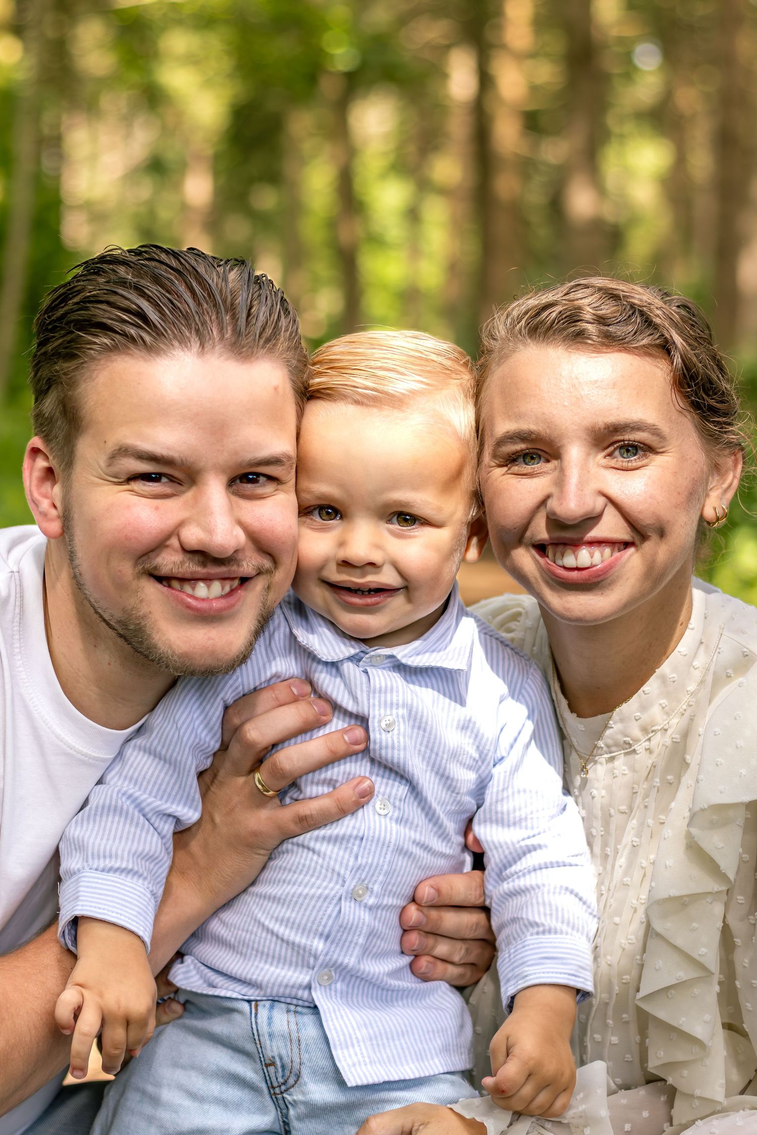 Gezin lachend naar de camera tijdens een gezinsshoot in Zuid-Holland.