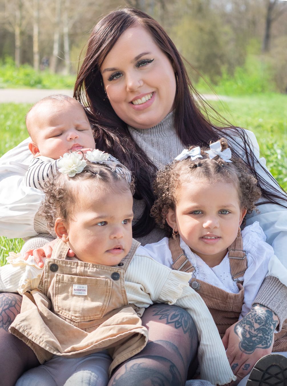 Mama met haar gezin bestaande uit 2 dochters en een pasgeboren zoon tijdens een gezinsfotoshoot in Zuid-Holland.