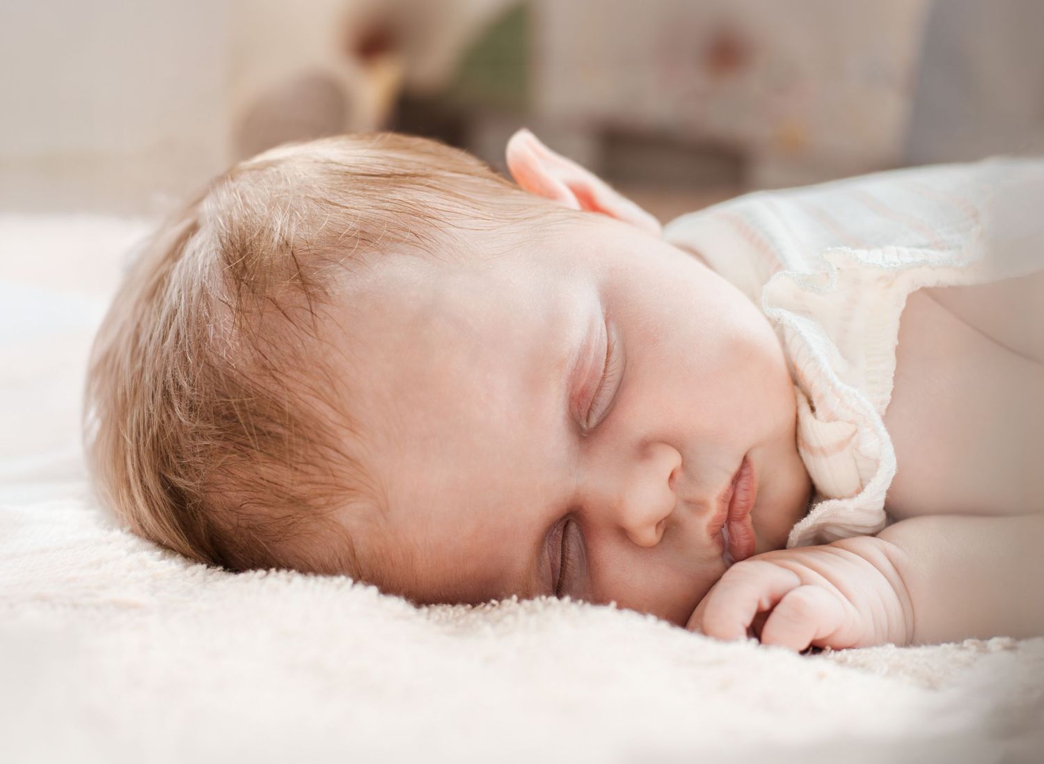 Newborn slapend tijdens een newbornshoot in Zuid-Holland.