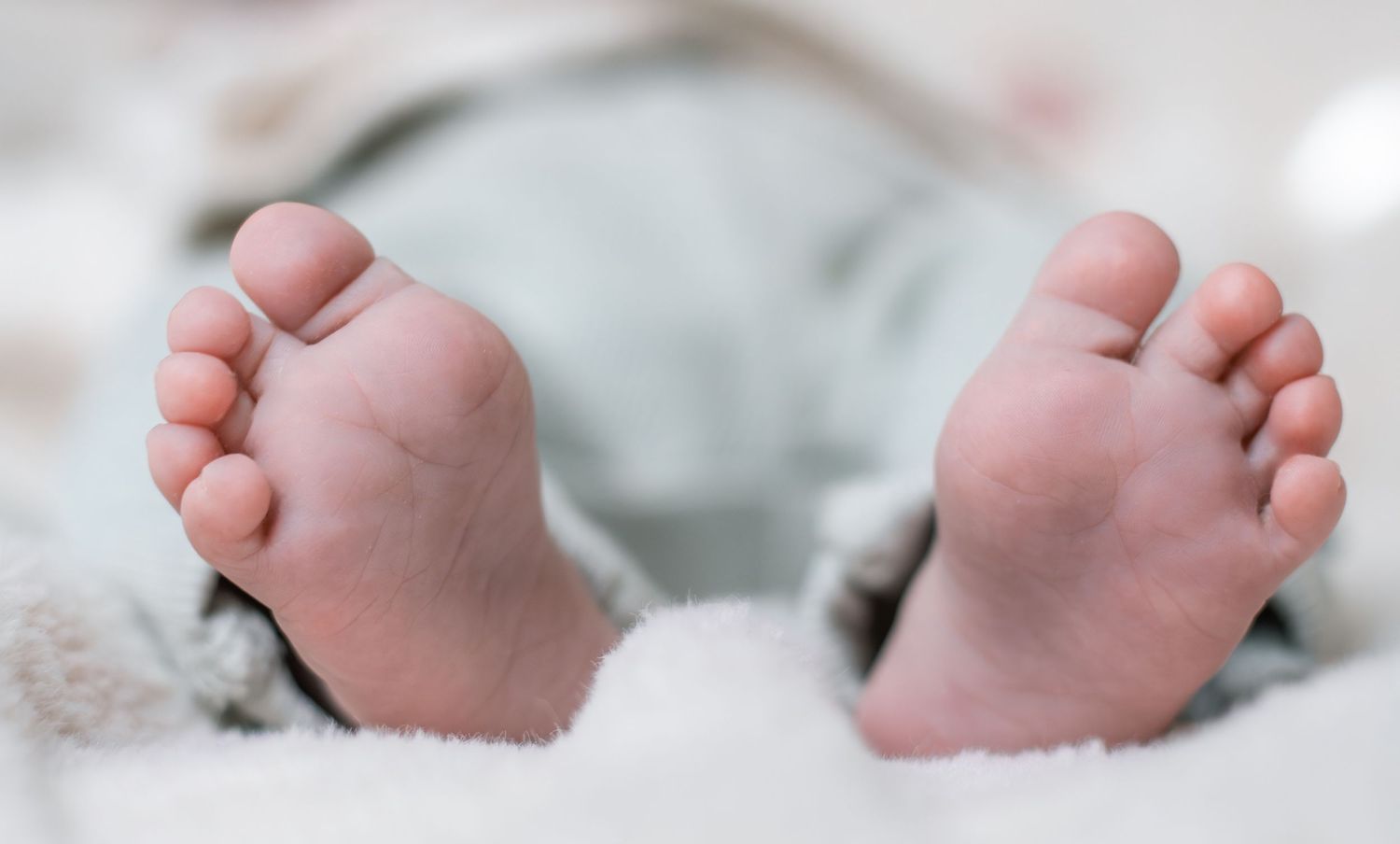 De voetjes van de pasgeboren baby tijdens een newbornshoot in Zuid-Holland.