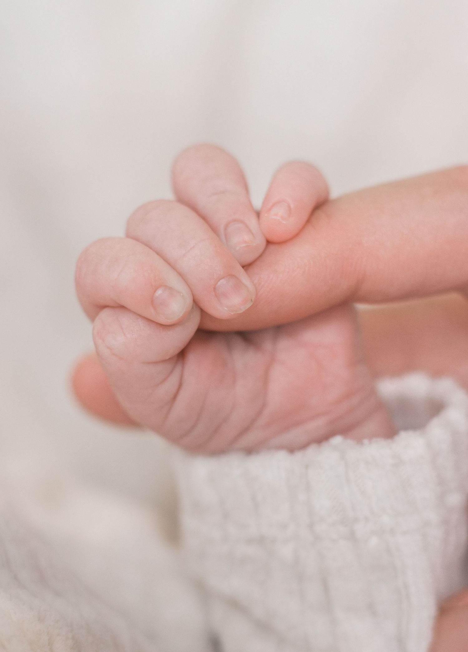 Handje van pasgeboren baby tijdens een newbornshoot in Zuid-Holland.