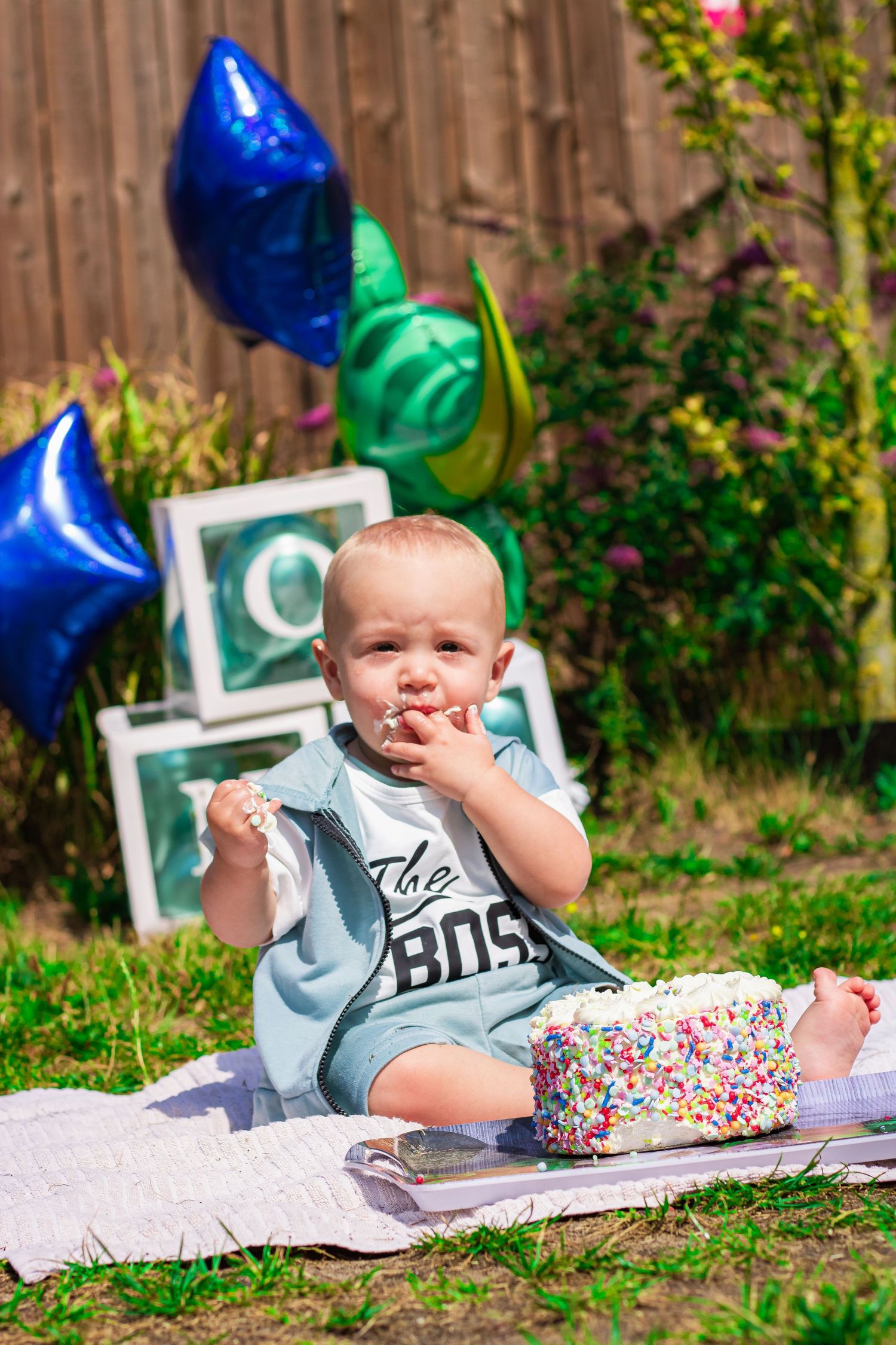 Baby genietend van zijn taart tijdens een cakesmashshoot in Breda.