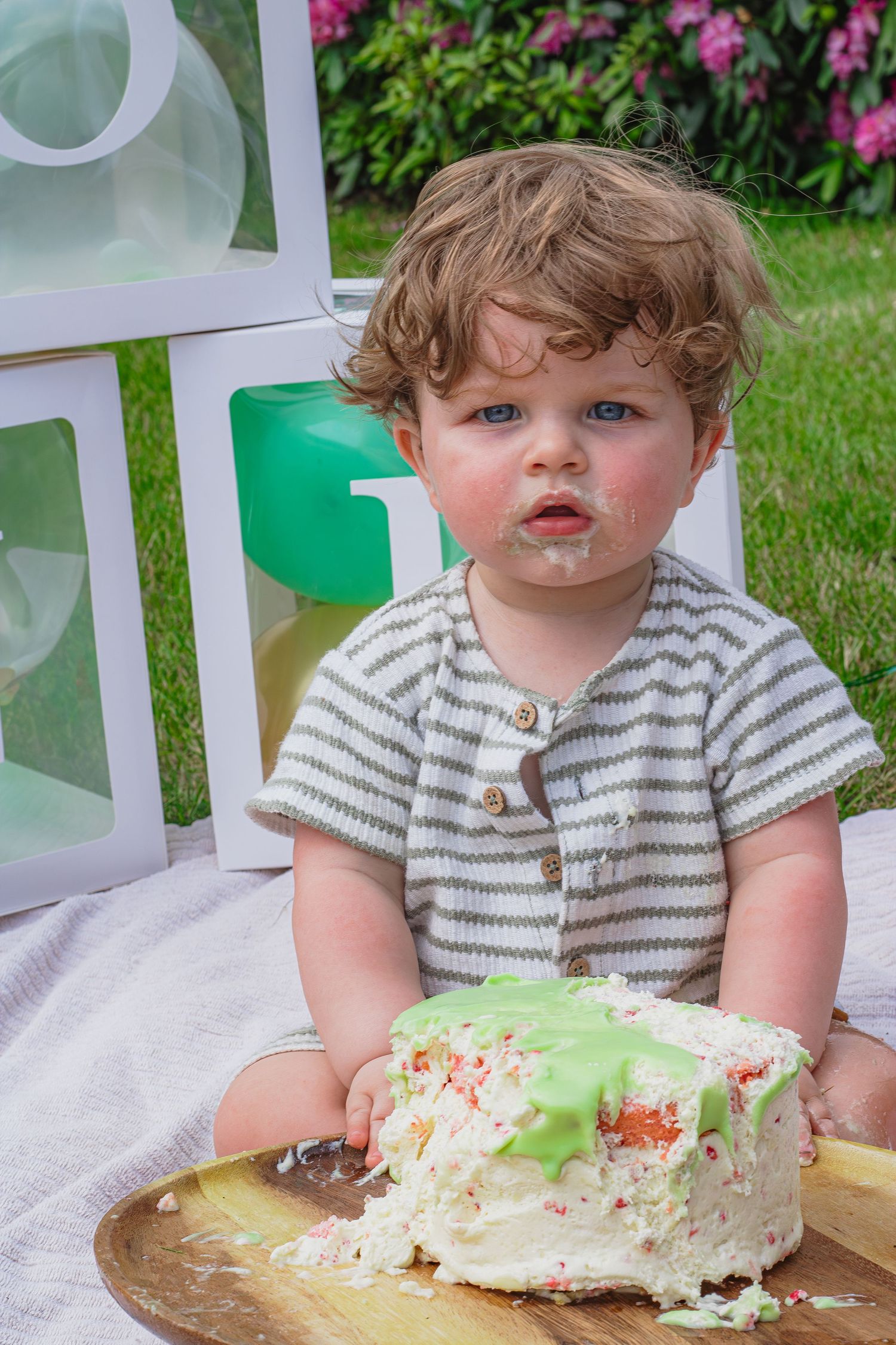Baby genieten van zijn éérste verjaardag met een taartje tijdens een cakesmashshoot in Breda.