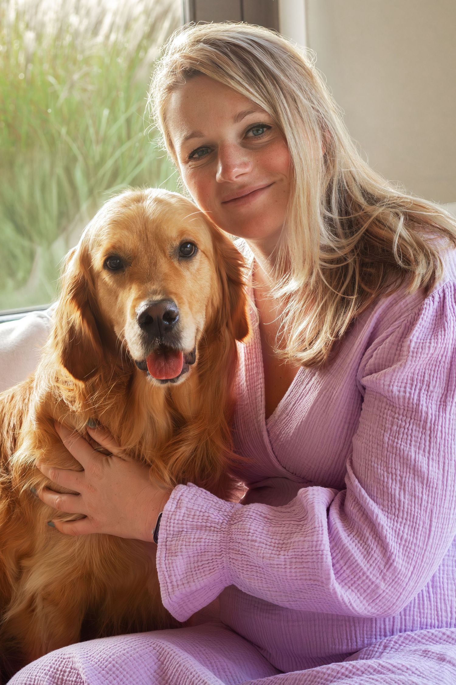 Mama to be samen knuffelend met haar hond tijdens een zwangerschapsshoot in Zuid-Holland.