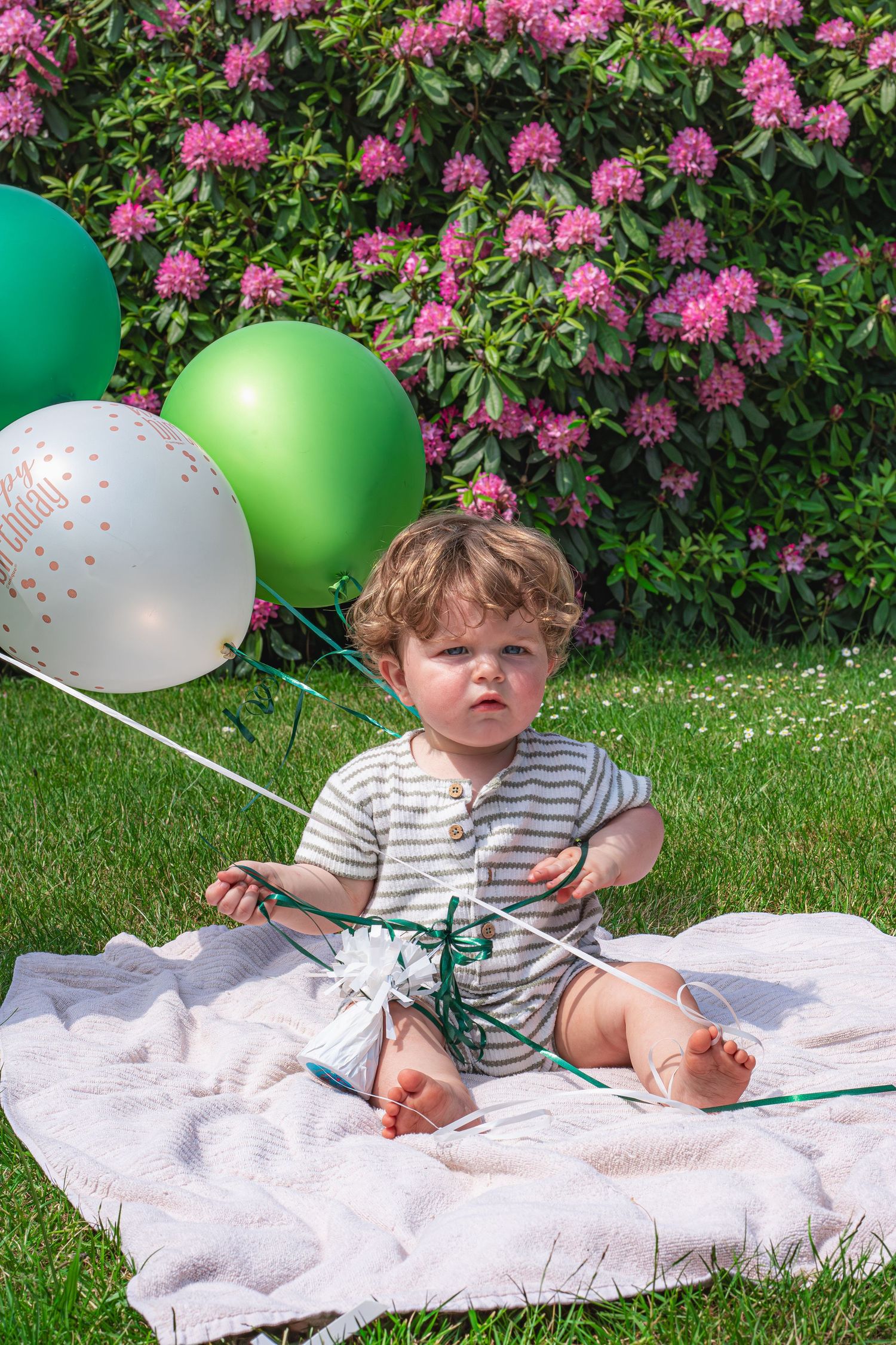 Baby spelend met balonnen tijdens een cakesmashshoot in Breda.