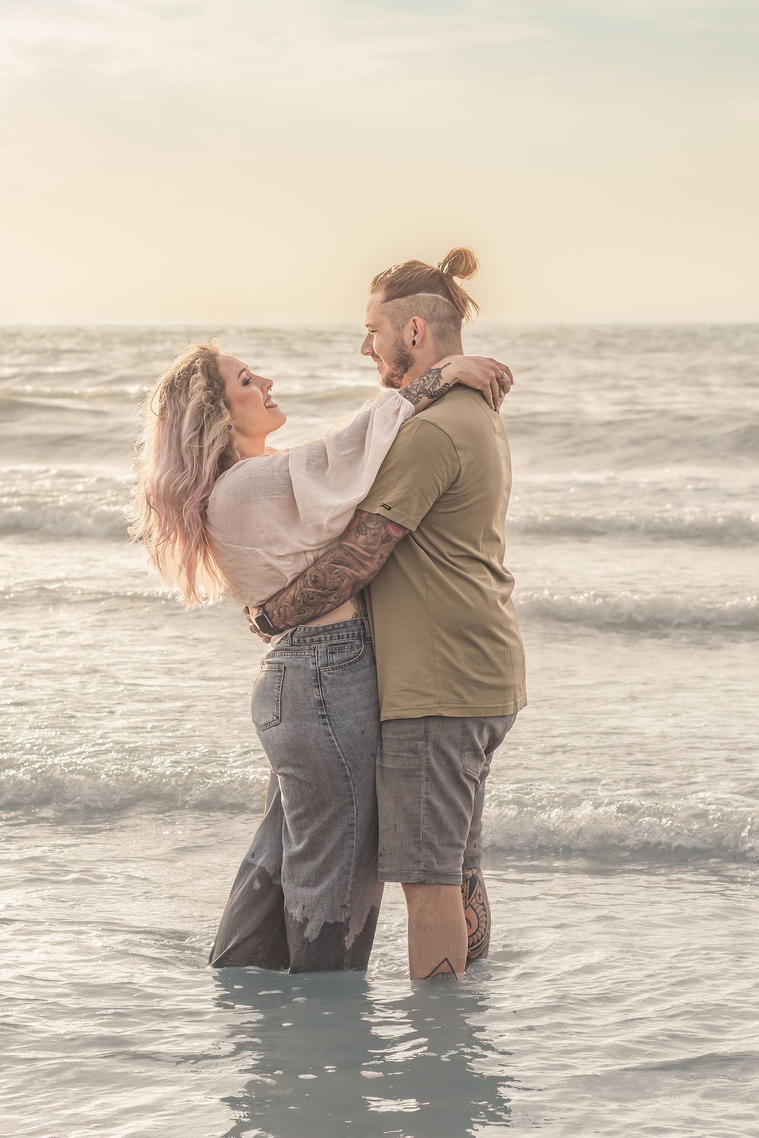 Koppel dansend op het strand met golden hour tijdens een loveshoot in Zuid-Holland.