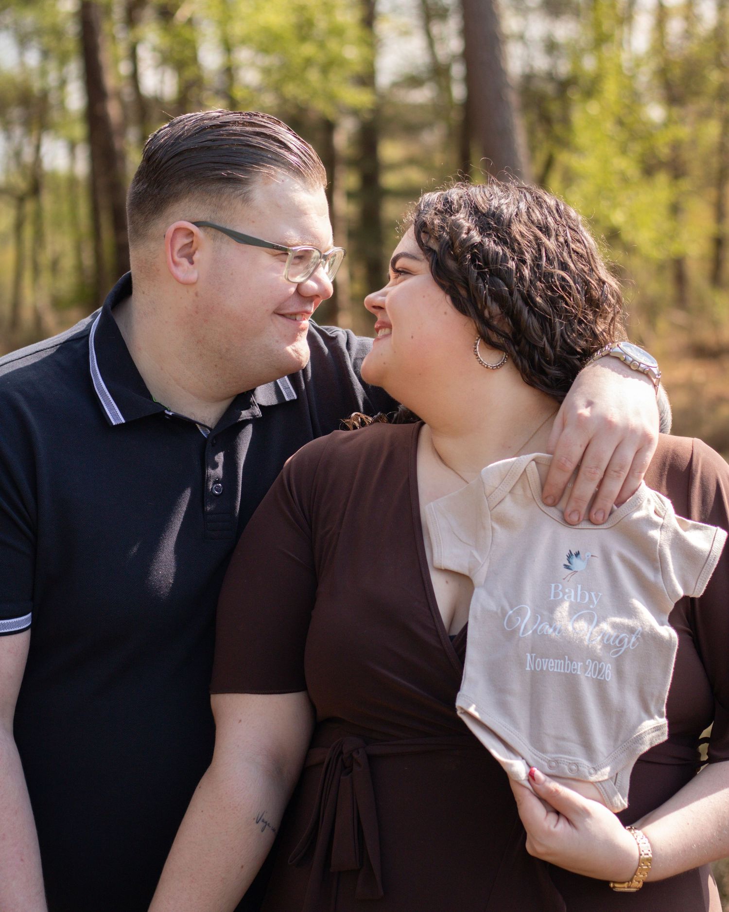 Koppel die zwanger is met baby romper in Zuid-Holland.