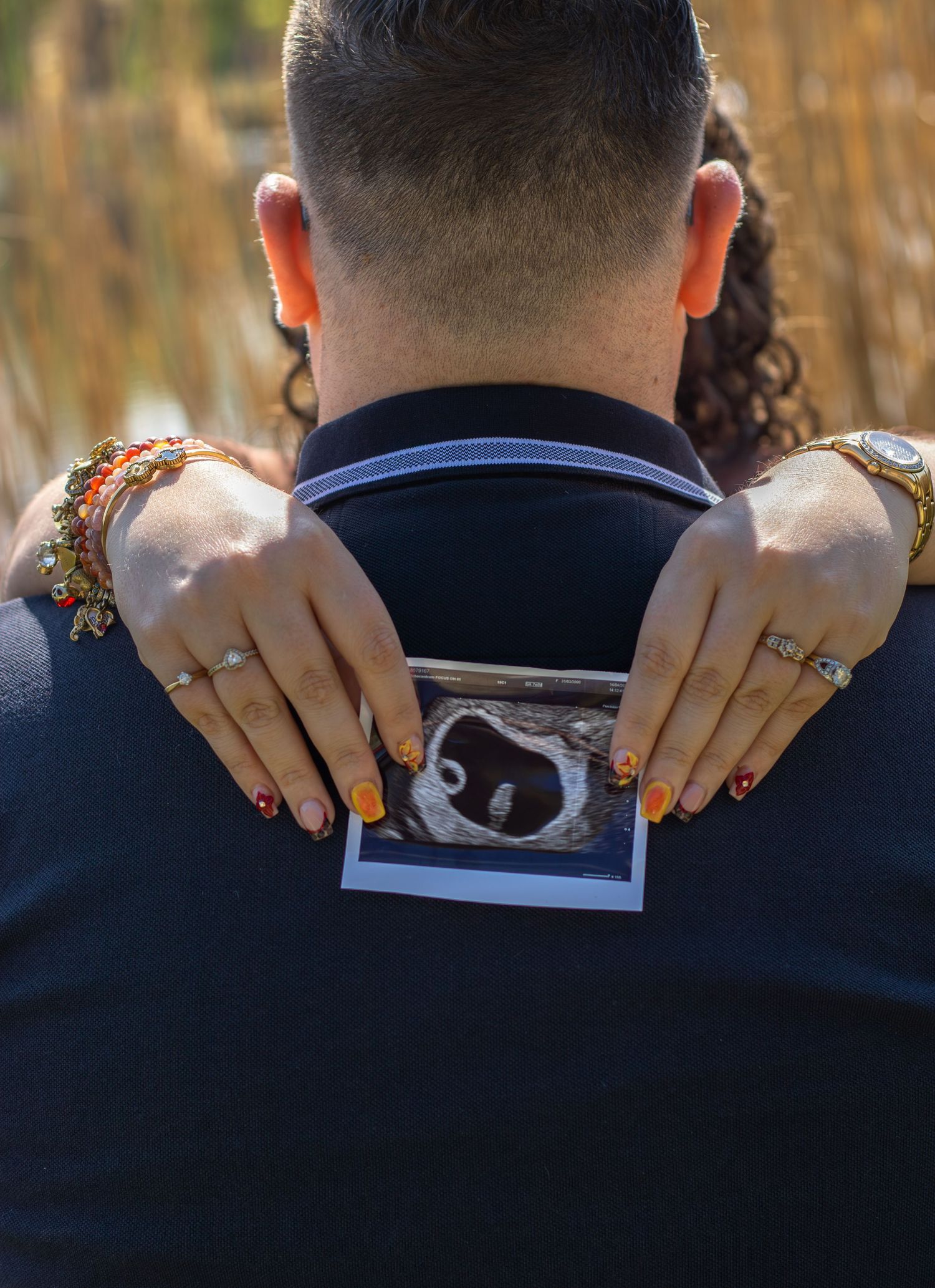 Koppel met echo van baby tijdens een announcementshoot in Breda.