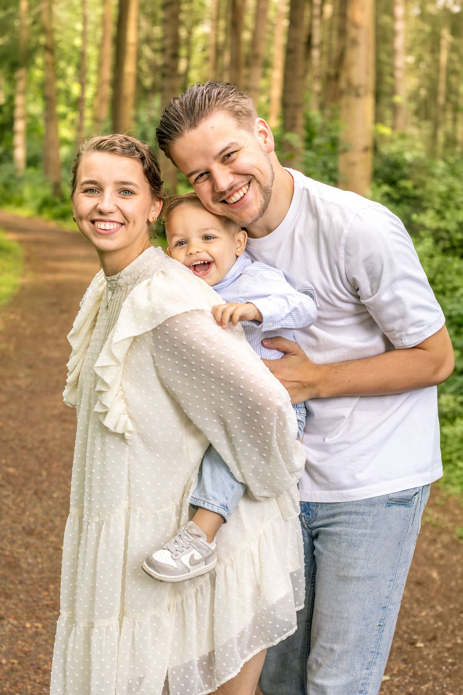 Gezin samen lachend op de foto tijdens een gezinsshoot in Zuid-Holland.