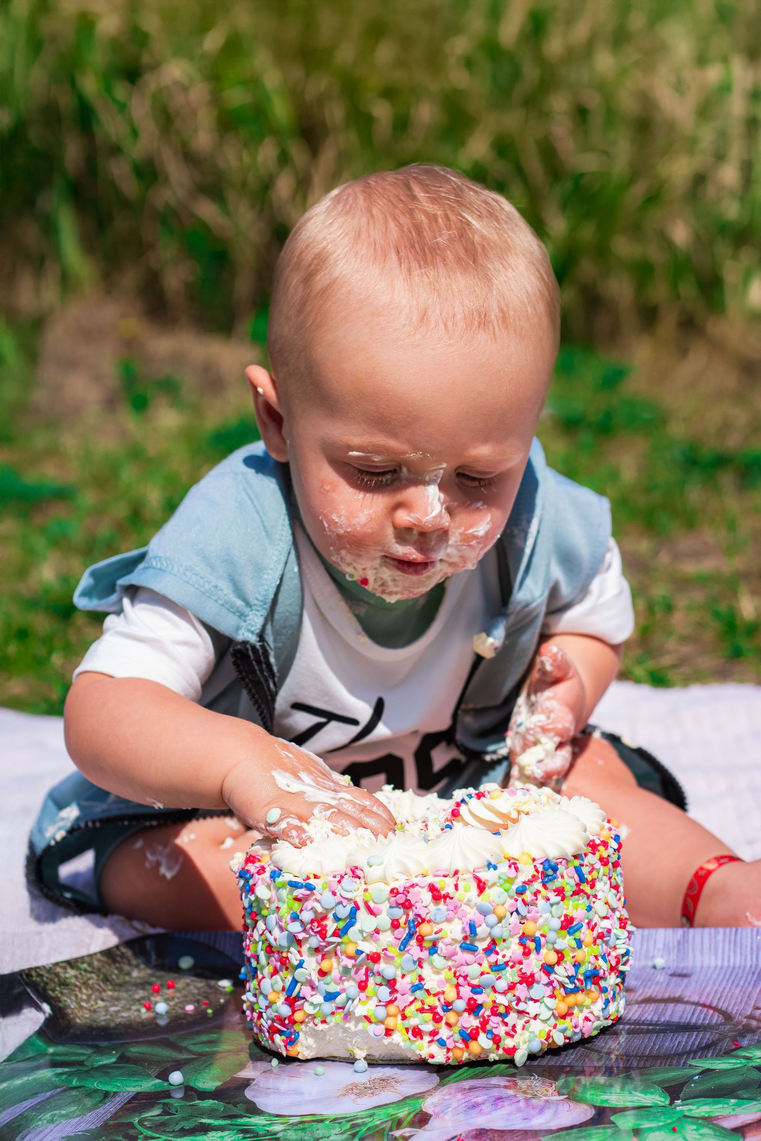 Baby die geniet van zijn lekkere taart tijdens een cakesmashshoot in Breda.
