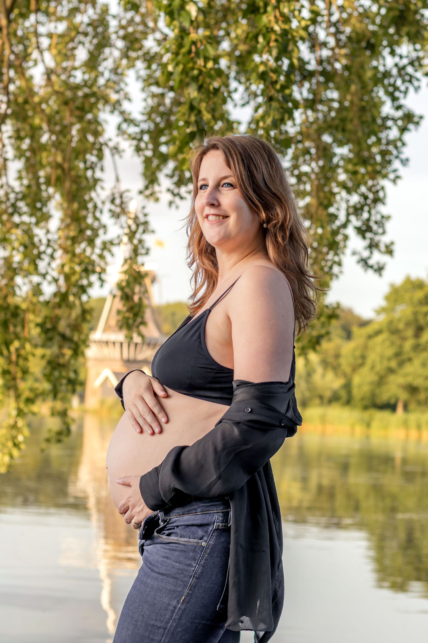 Zwangere vrouw in bosgebied tijdens een zwangerschapsshoot in Zuid-Holland.