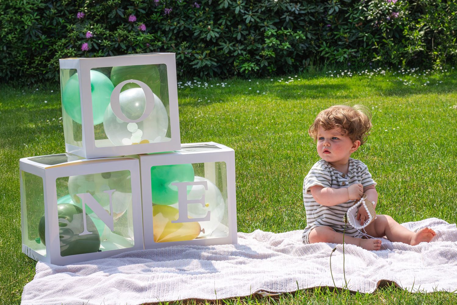 Baby spelend met kroontje op het kleed in de natuur tijdens een cakesmashshoot in Breda.