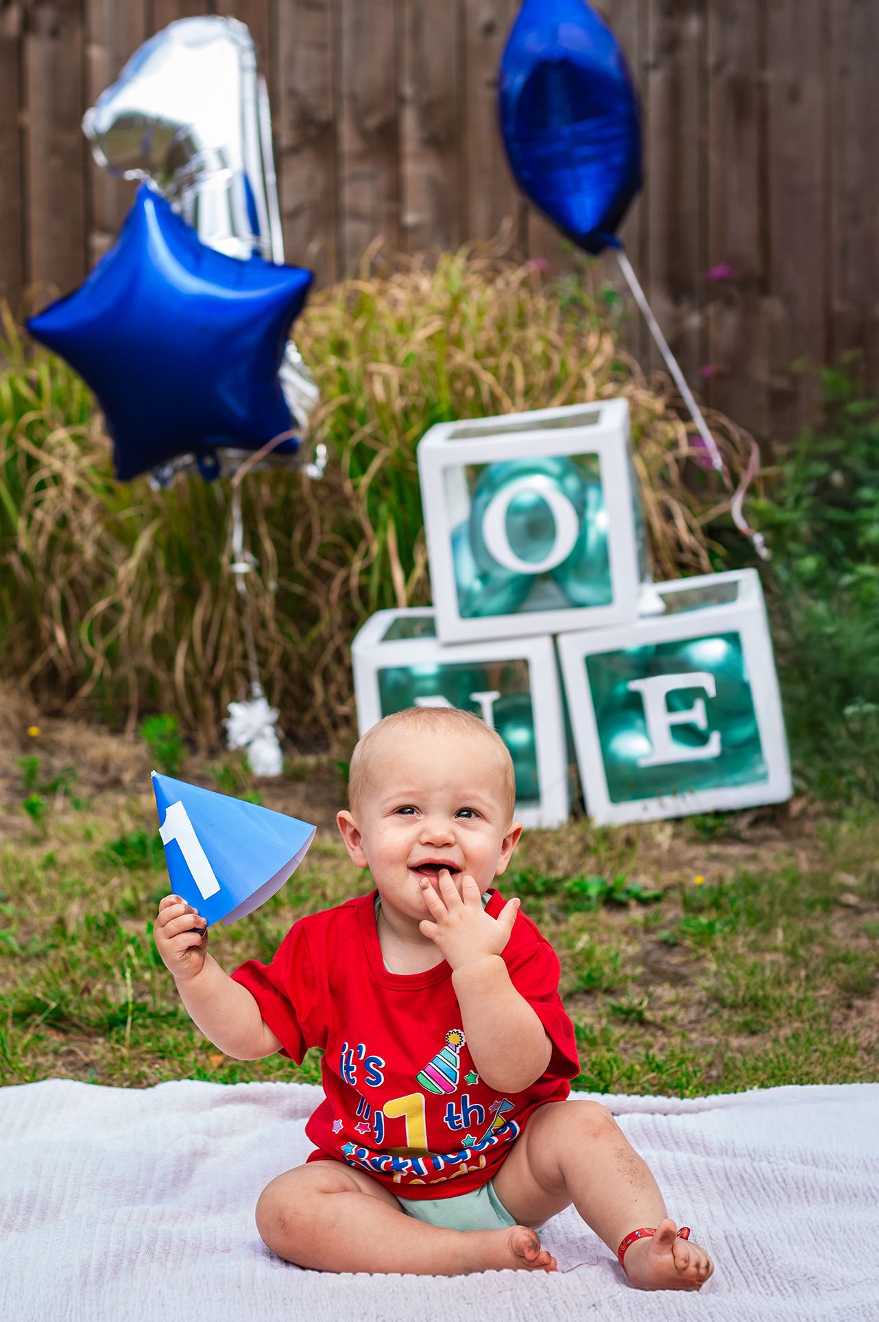 Baby met feesthoedje vast tijdens een cakesmashshoot in Breda.