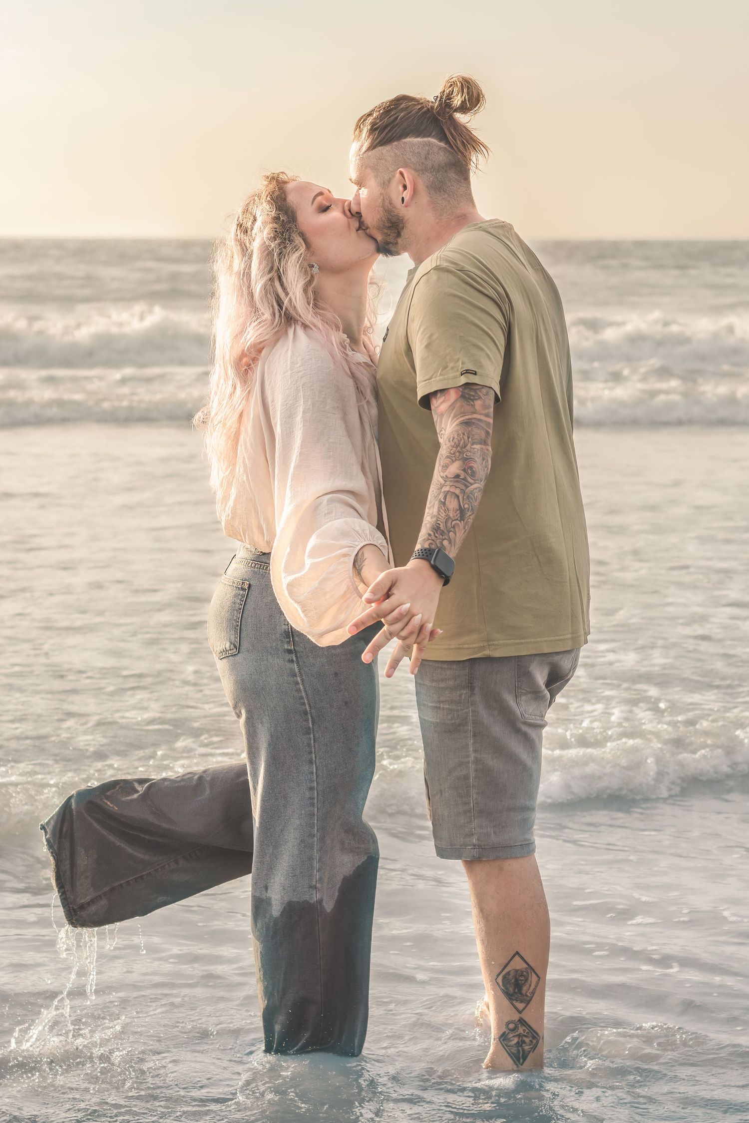 Koppel kussend op het strand met golden hour tijdens een loveshoot in Zuid-Holland.