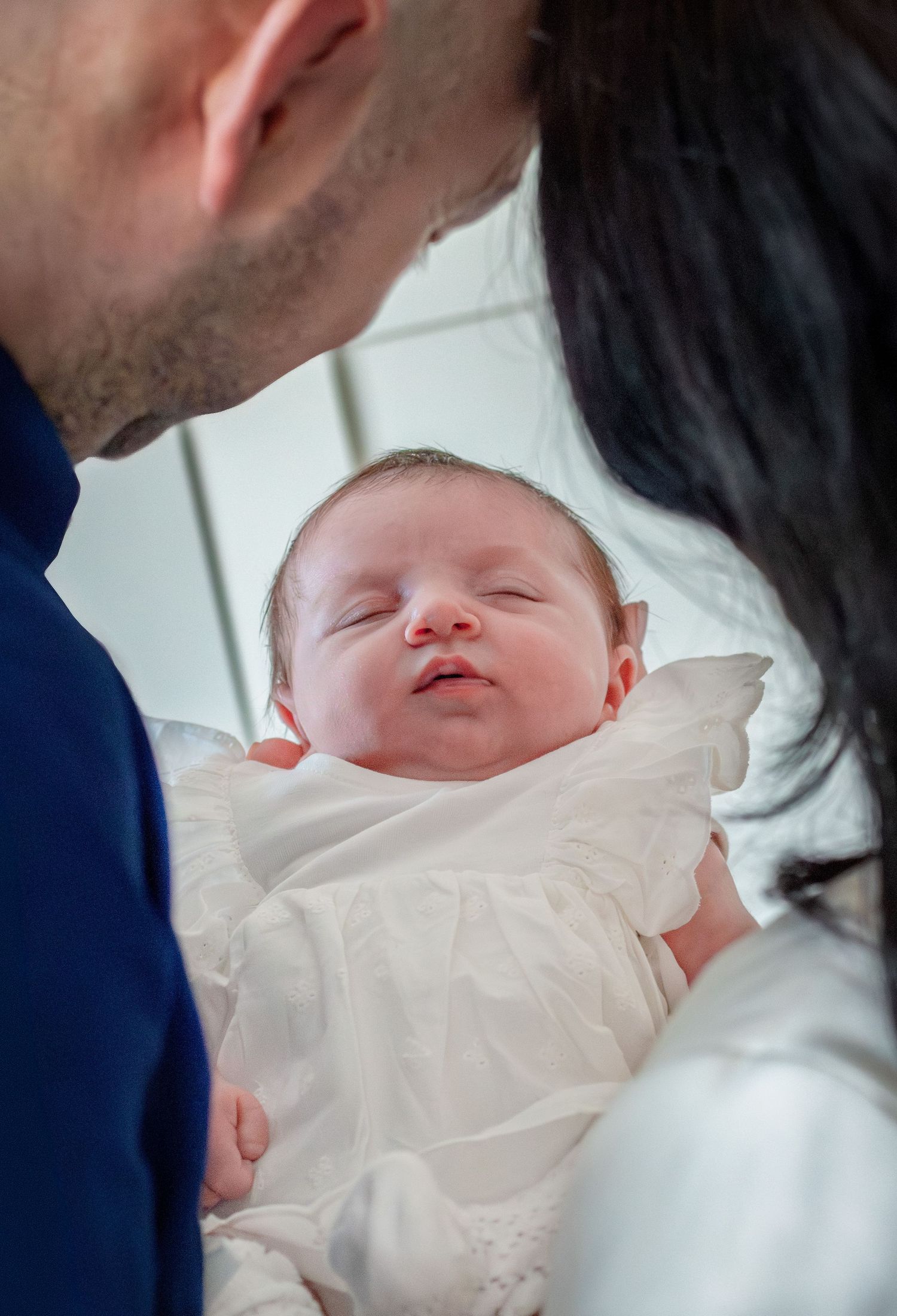 Bas geboren baby in de armen van ouders die een lijstje om de baby vormen in Zuid-Holland.