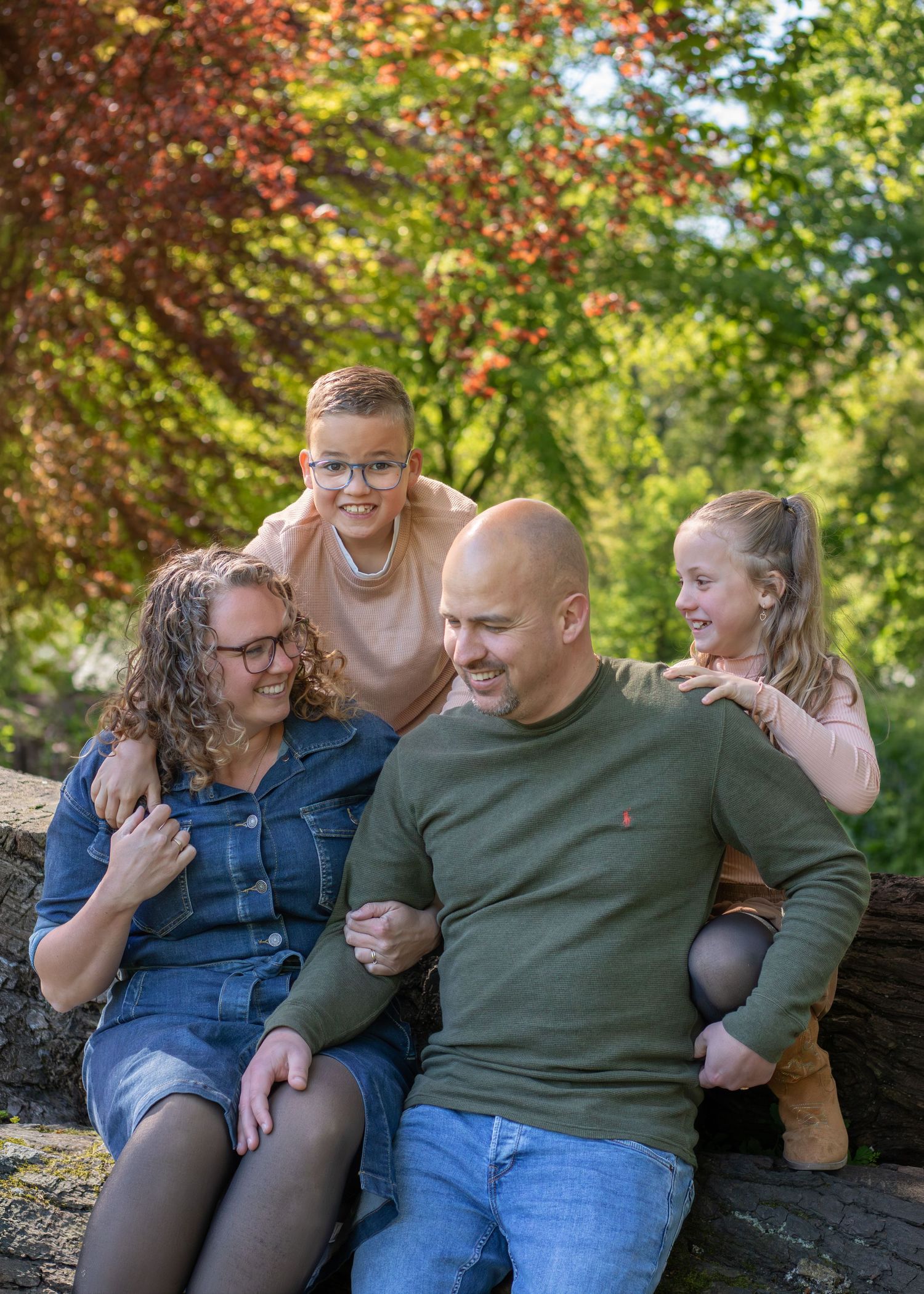 Gezin lachend tijdens een gezinshoot in Zuid-Holland.
