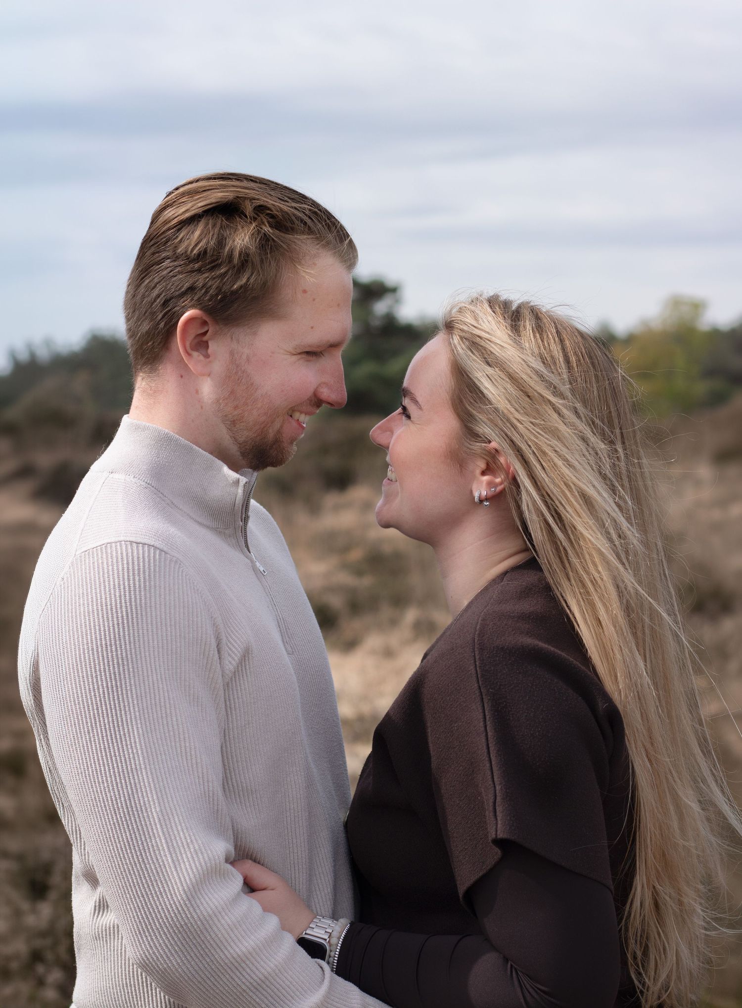 Verliefd koppel naar elkaar kijken tijdens een loveshoot in Breda,
