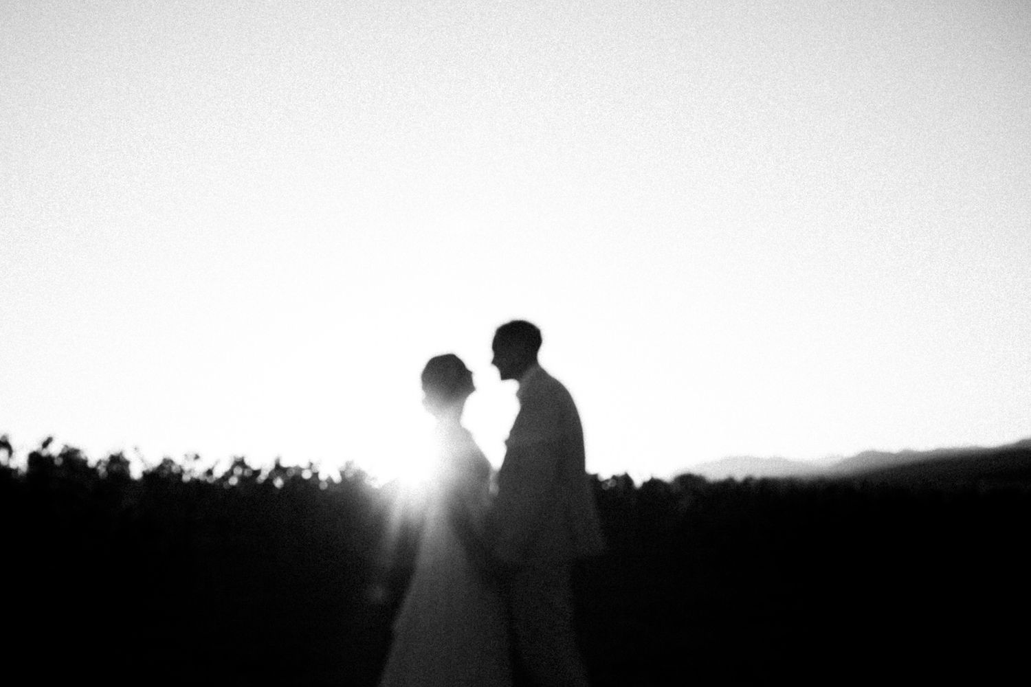 Mariées pris à contre jour, flou artistique avec retouche noir et blanc