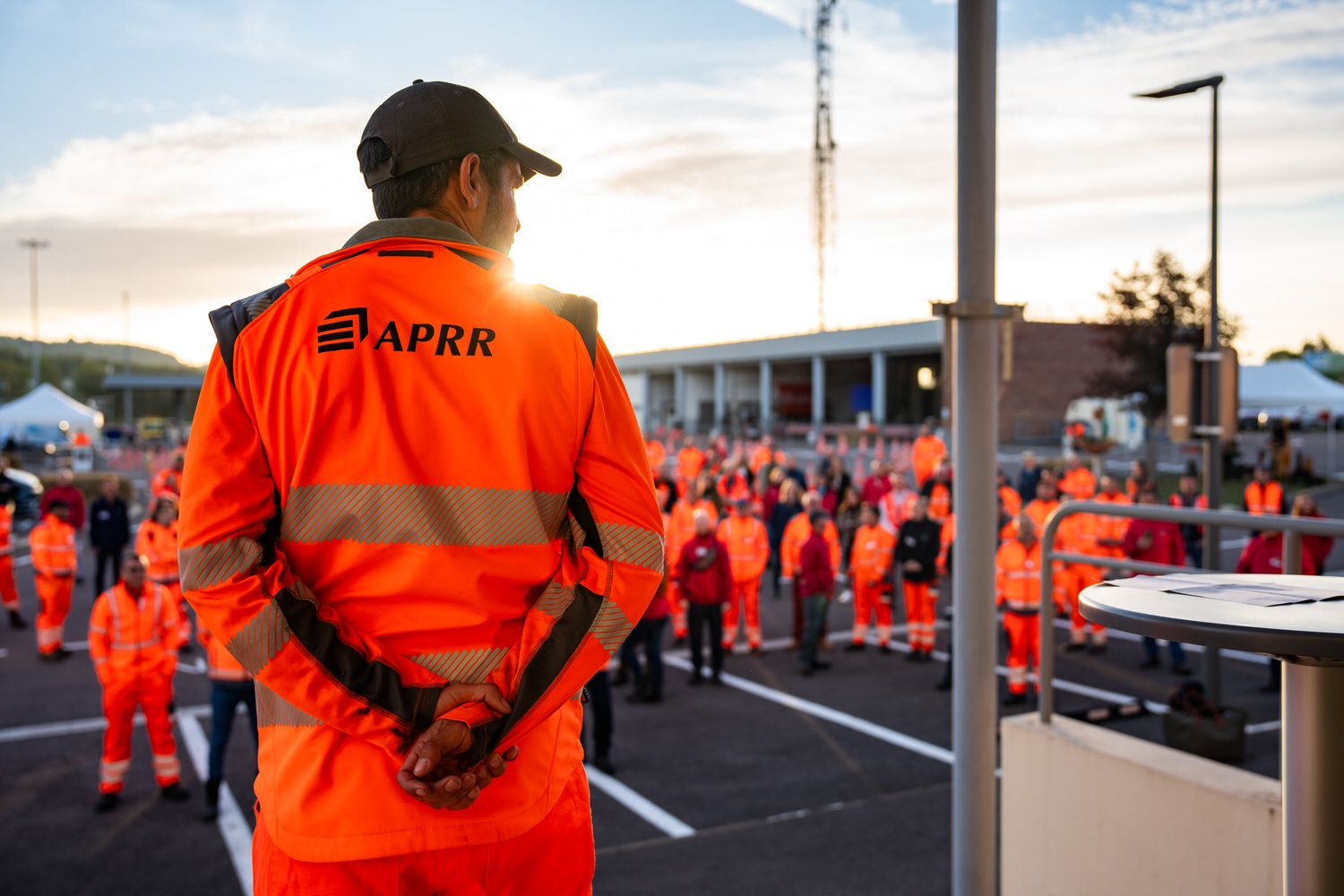 Foule s'échauffant avant une journée de travail