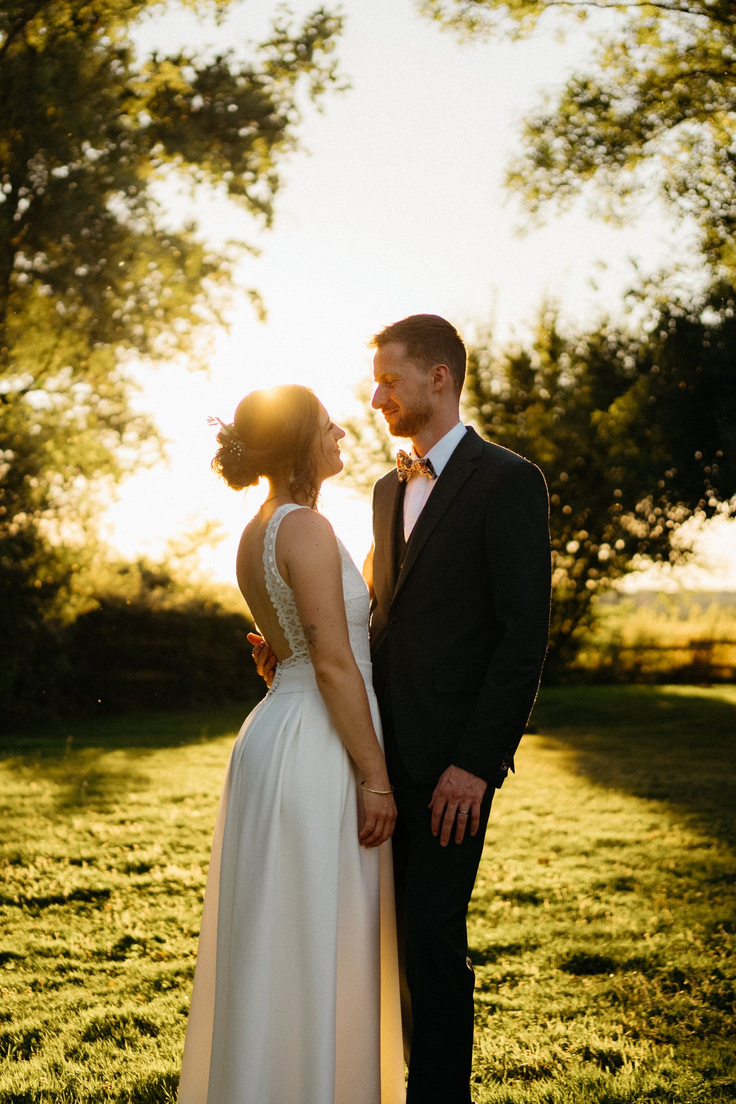 Couple se regardant dans les yeux au coucher de soleil à contre jour