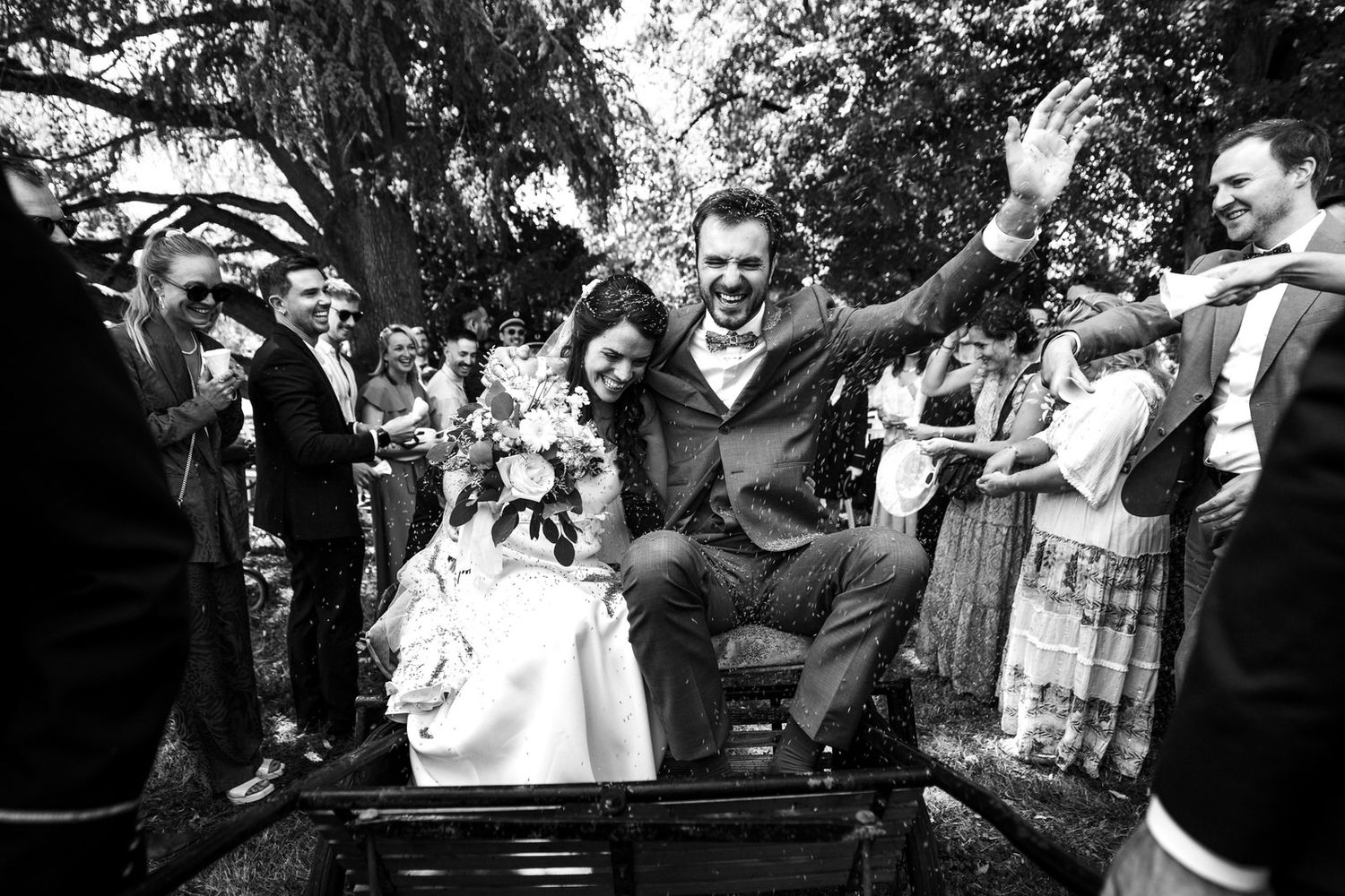 La sortie des mariées après la cérémonie, photo noir et blanc au très grand angle