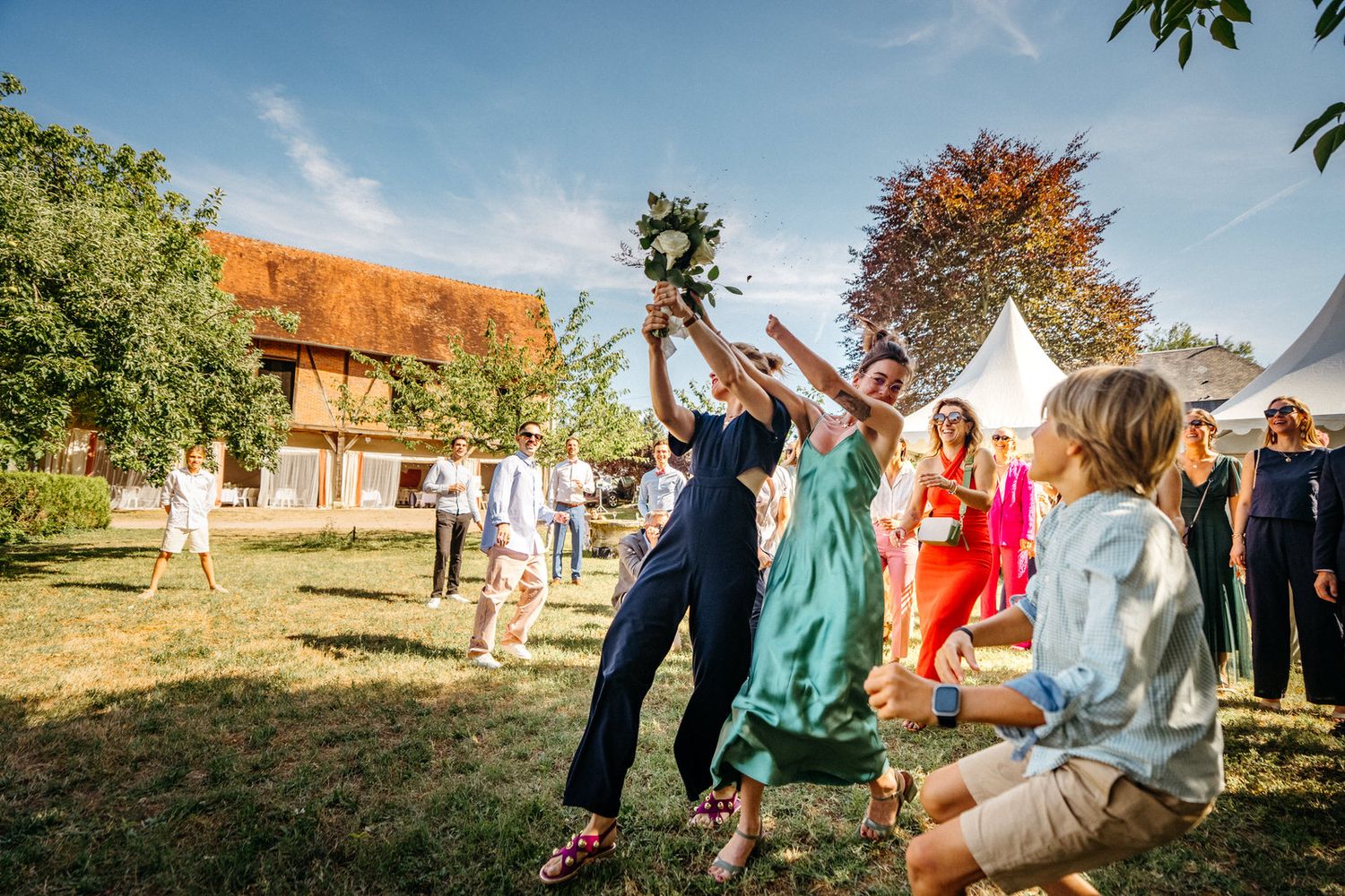 La lutte pour attraper le bouquet de la mariée était intense ce jour là