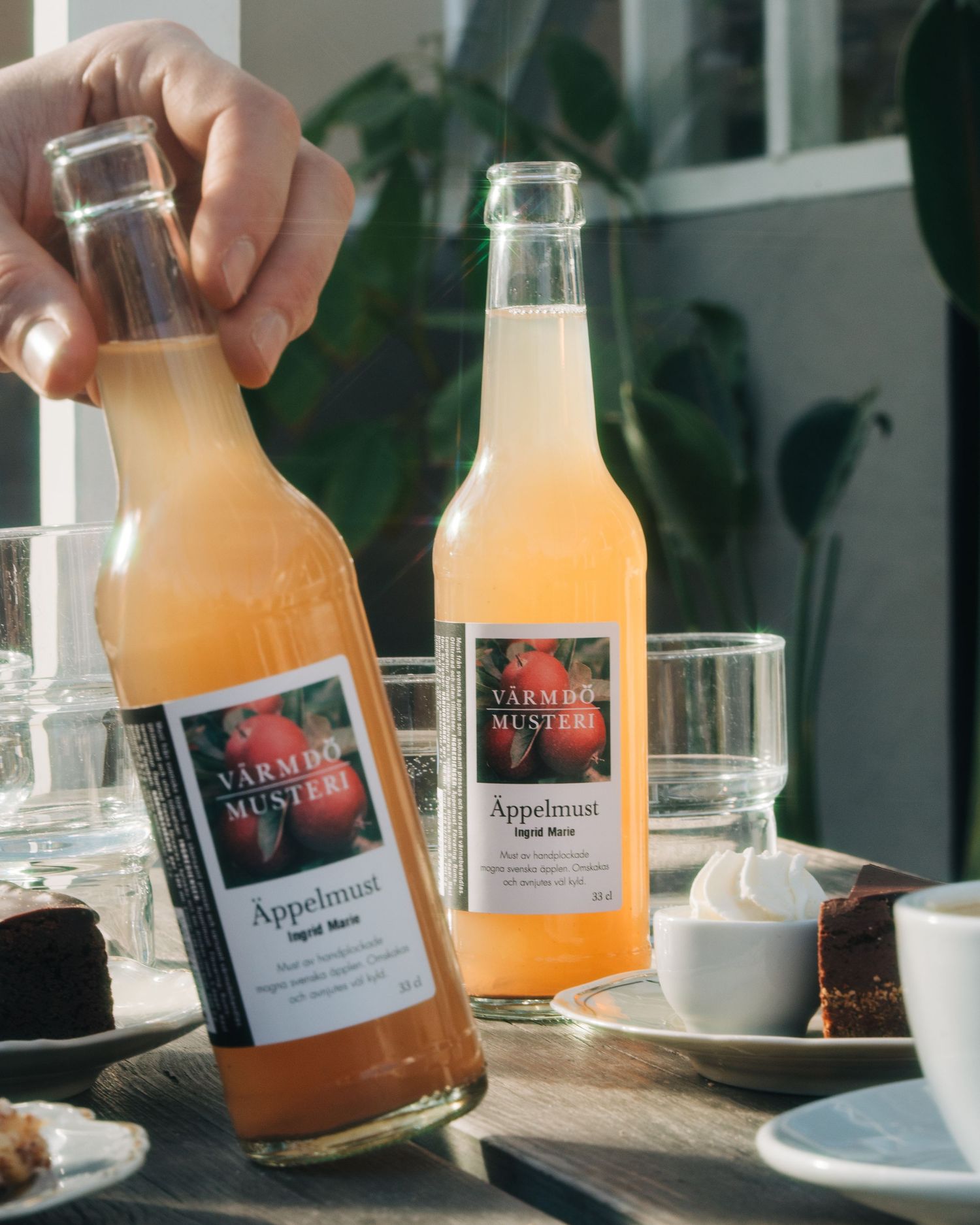 Kaffekopp och bakverk fotograferade i ett ljust café