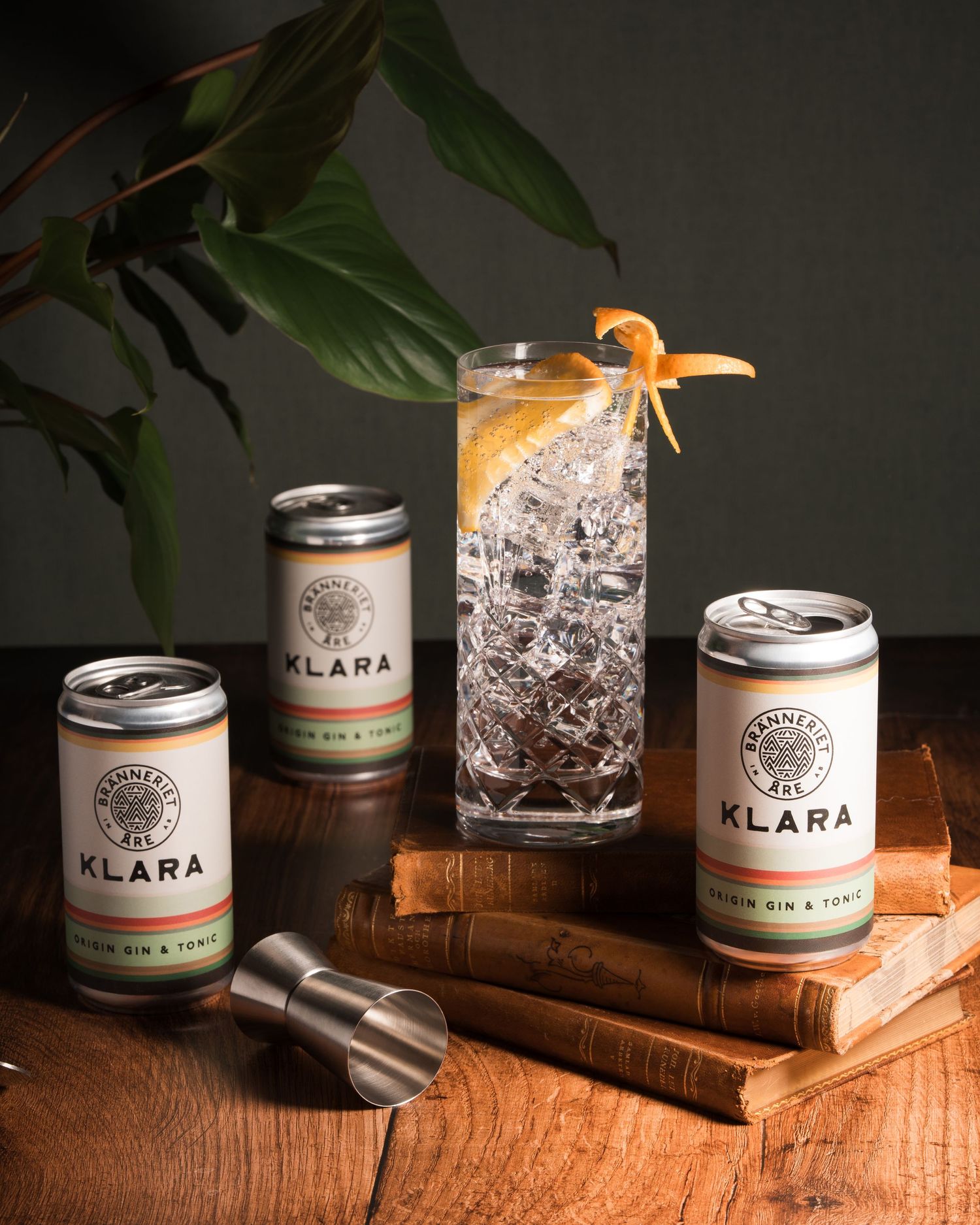 cans of Klara gin & tonic for a food and drinks photography shoot in Stockholm. Två gin & tonic for kreativ mat- och dryckesfotografering