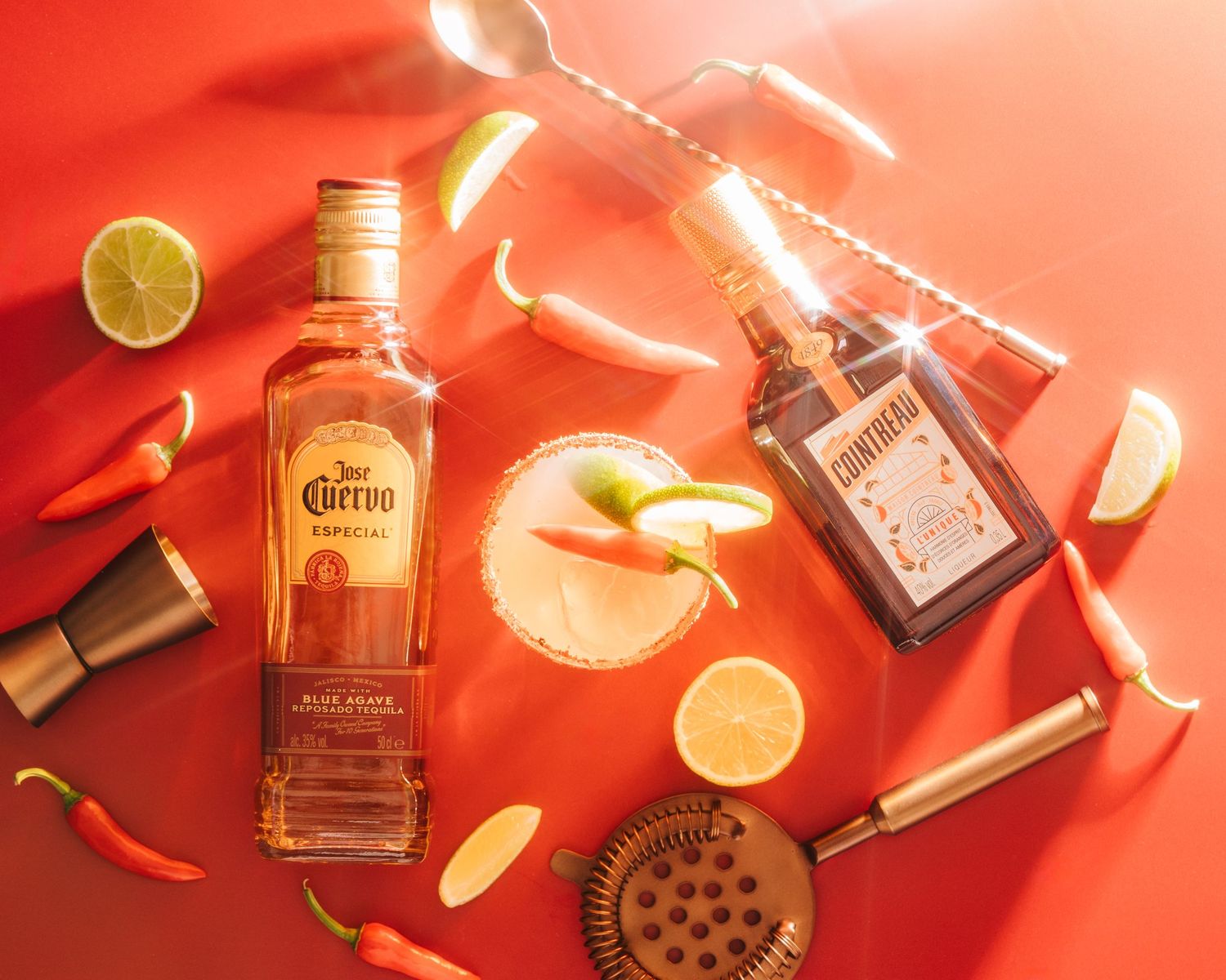 En spicy margarita-cocktail fotograferad med ingredienser i en fotostudio i Stockholm.