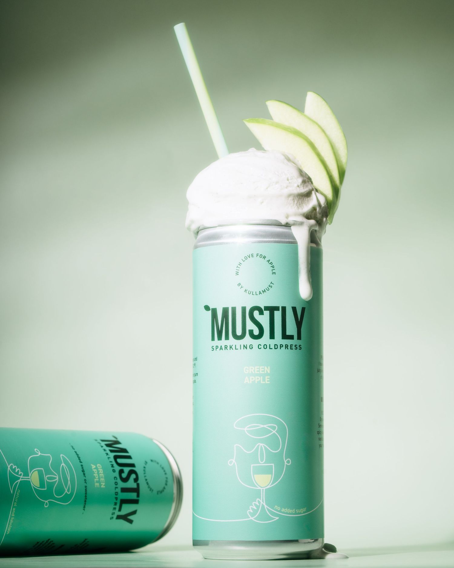 Mustly all natural cold press apple food and drink photoshoot.Lifestyle-fotografering av mat och dryck för Mustly – helt naturlig kallpressa