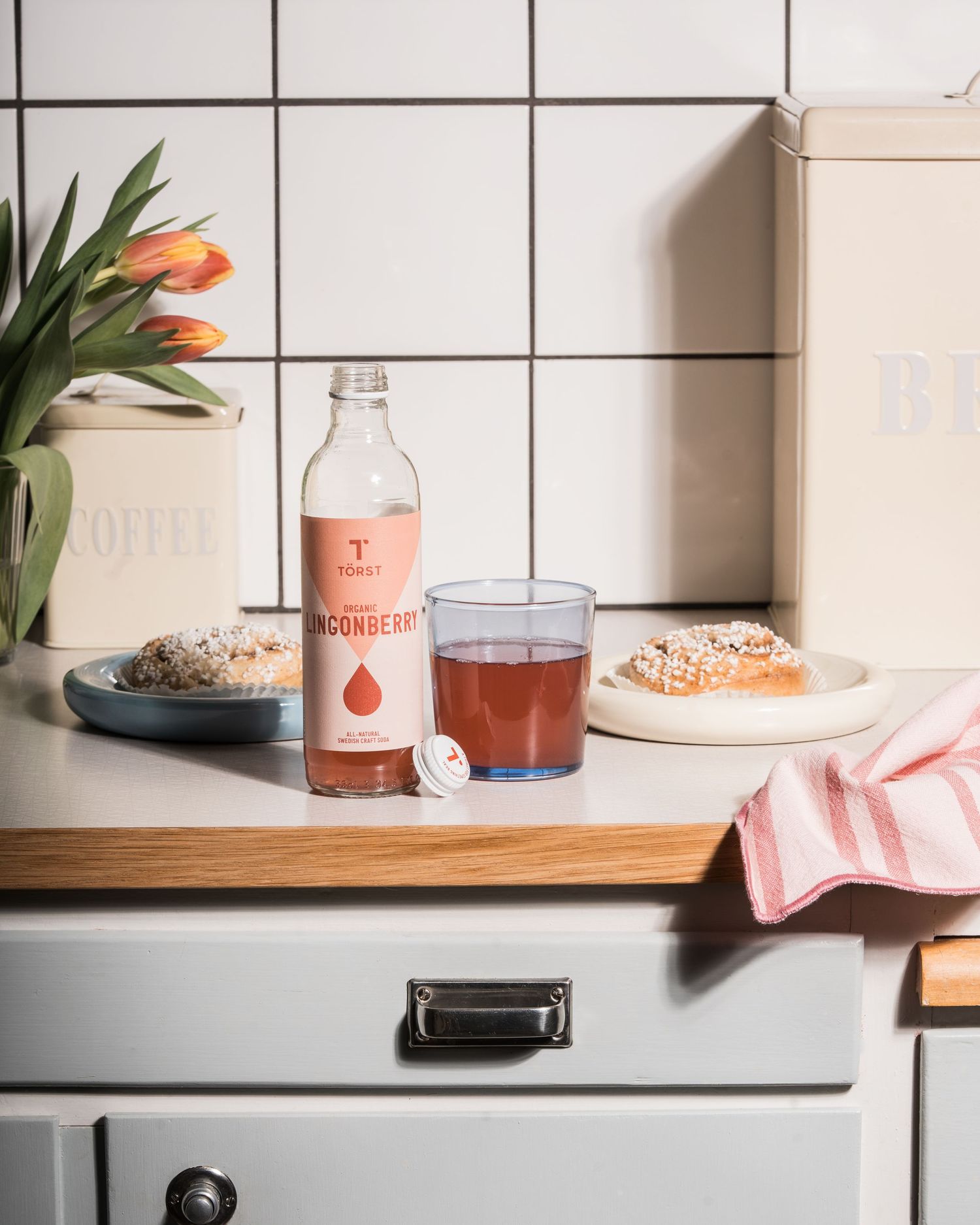 Törst Lingonberry organic craft soda creative lifestyle food and drink product photography mat och dryck