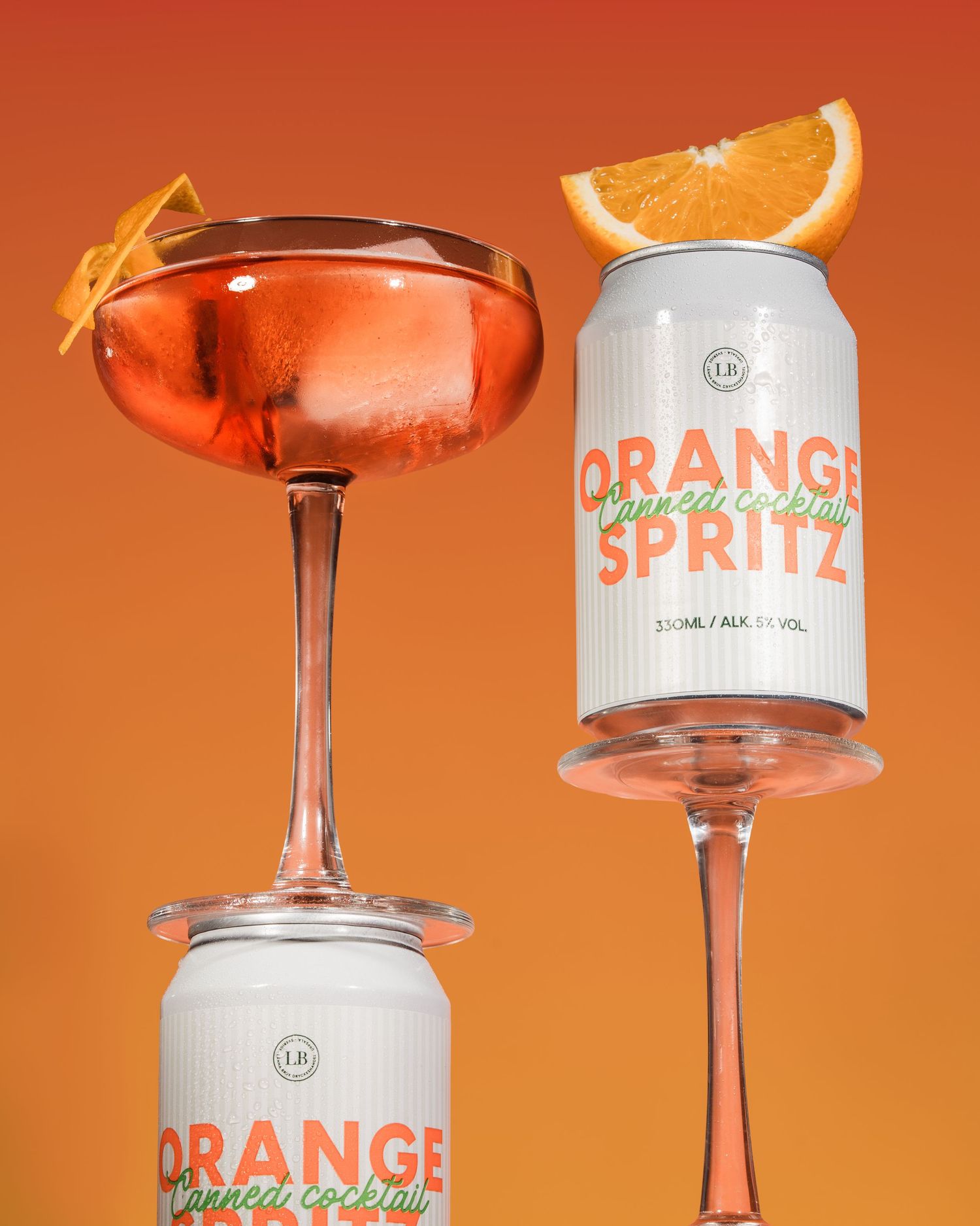 Länna Bruk Orange Spritz canned cocktail creative photography. Kreativ fotografering av Länna Bruk Orange Spritz på burk.