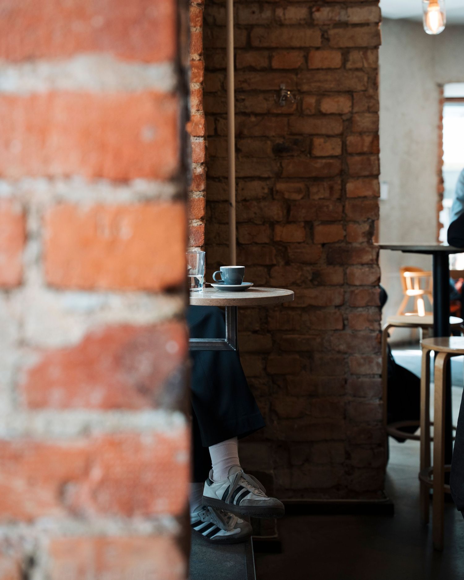Restaurang med levande atmosfär och stilfull inredning