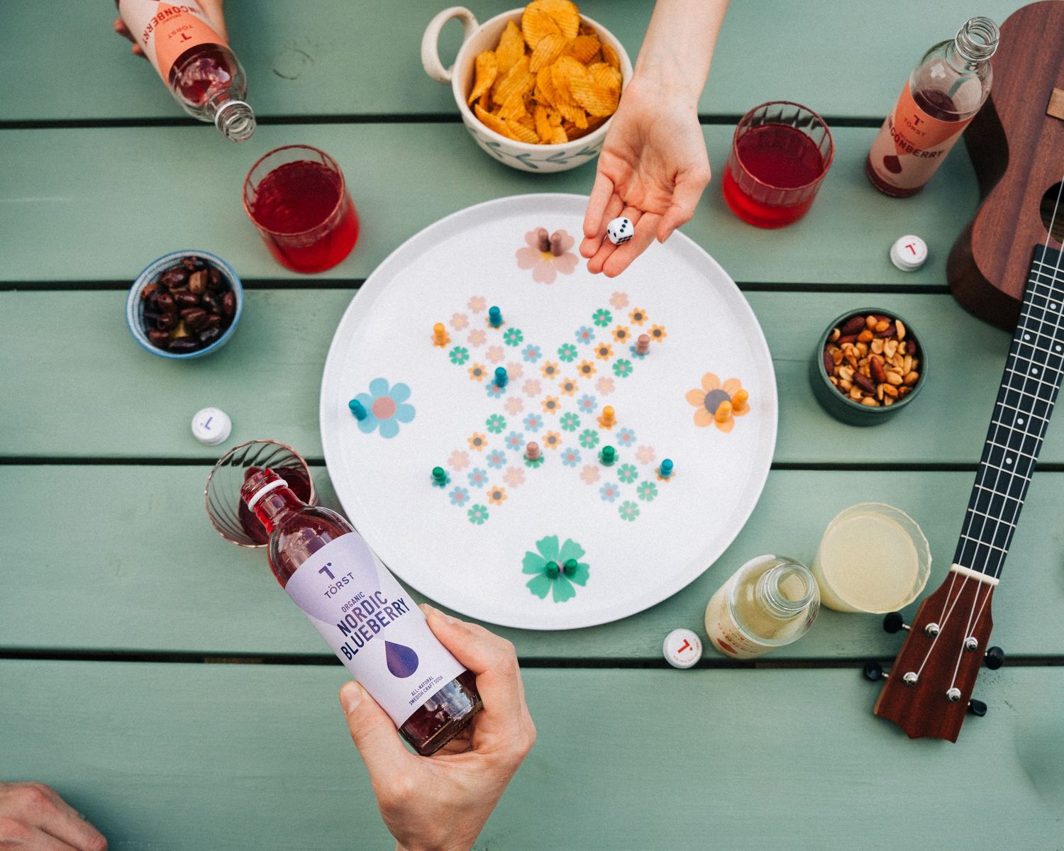friends playing a board game outside on a summer evening drinking Törst beverages drinks lifestyle photography