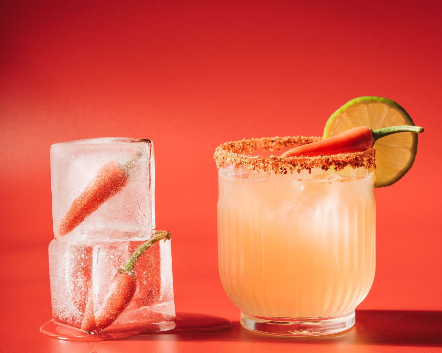 En spicy margarita-cocktail fotograferad med ingredienser i en fotostudio i Stockholm.