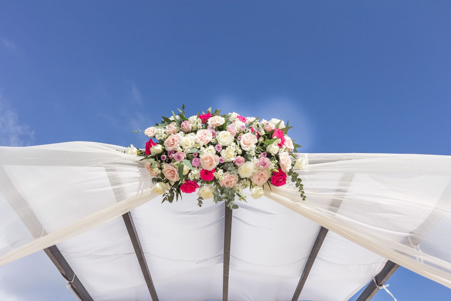Boda en Mandala Beach Club arreglo del gazebo