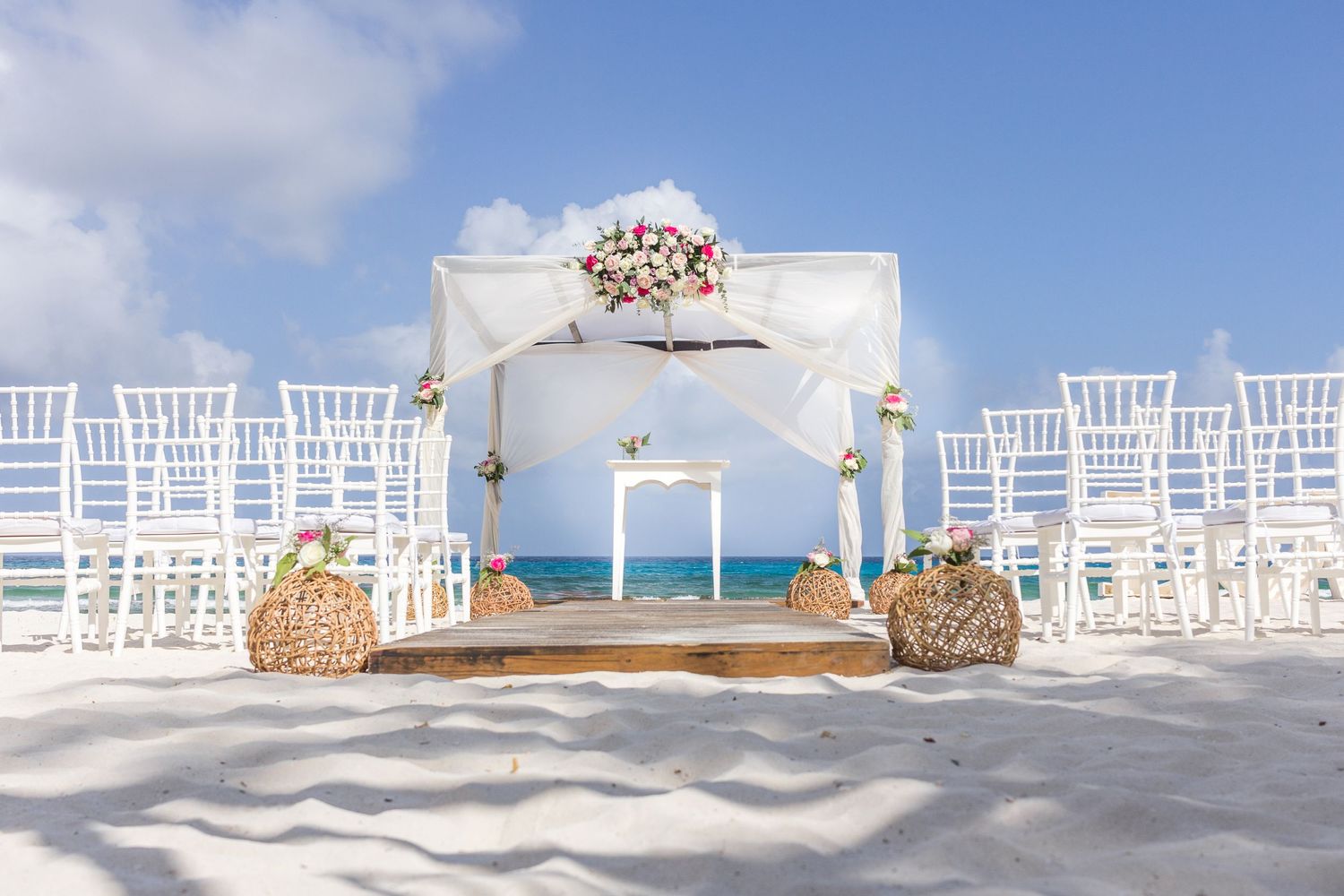 Boda en Mandala Beach Club gazebo en la playa