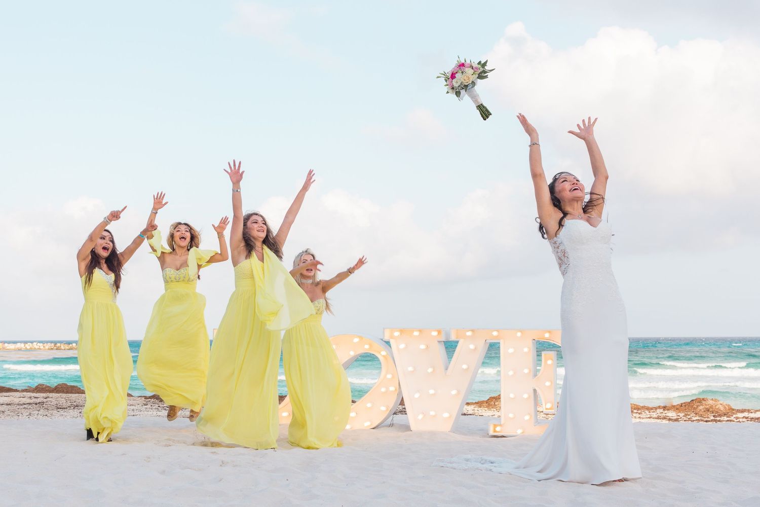 Boda en Mandala Beach Club lanzamiento de ramo