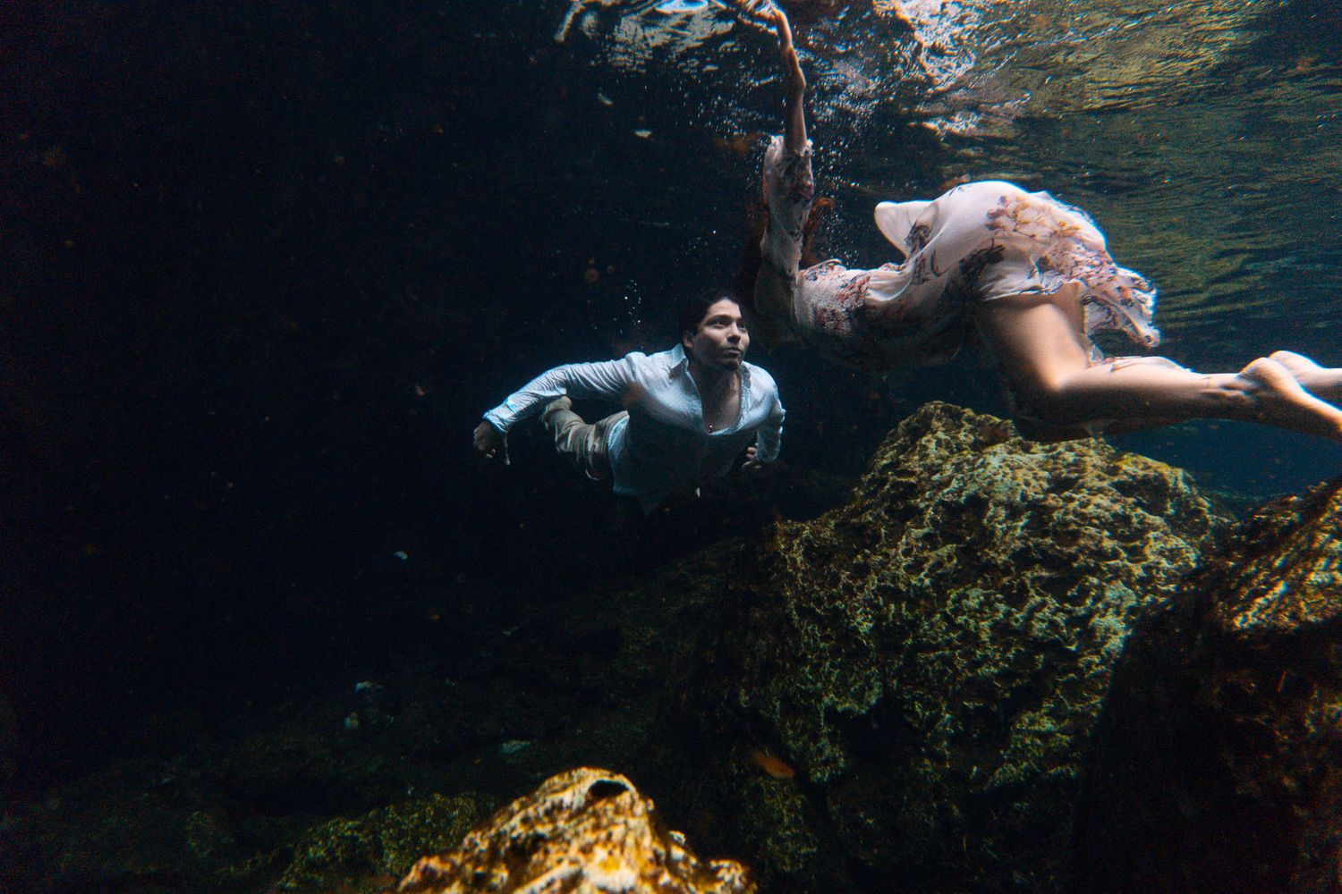 sesión subacuática en cenote de la riviera maya