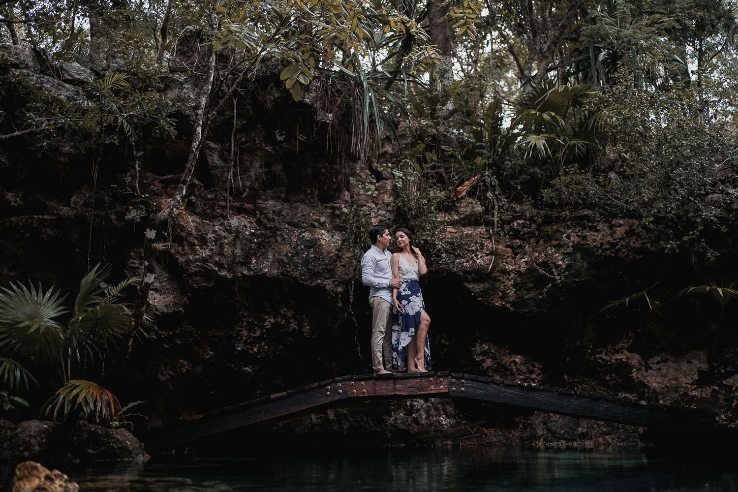 Sesión de pareja en cenote minotauro
