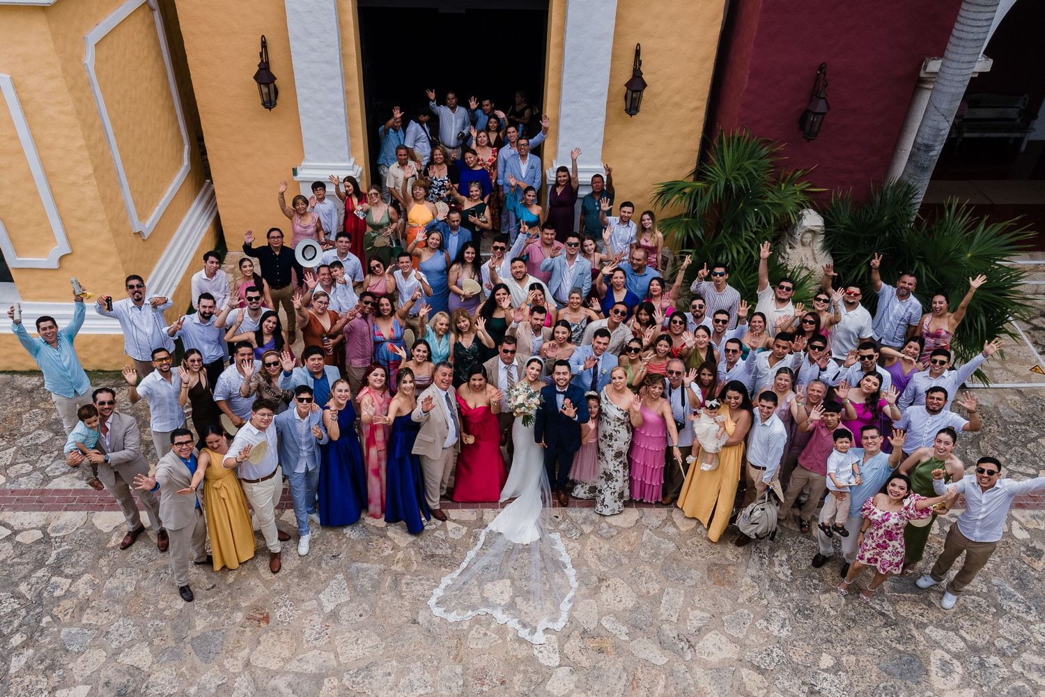 boda católica en capilla del parque Xcaret - toma con drone