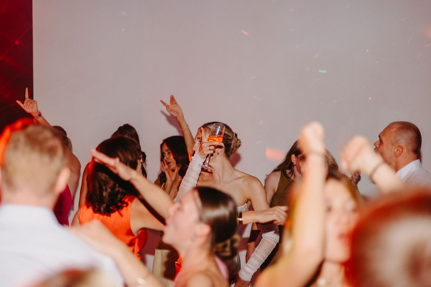 Hochzeitsfeier im Studio 55 Ludwigsburg – Brautpaar umarmt von Gästen während der Party