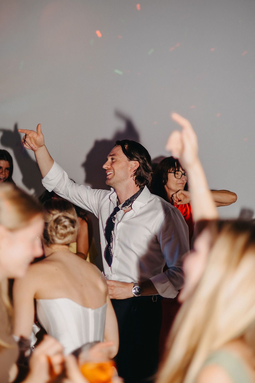 Hochzeitsfeier im Studio 55 Ludwigsburg – Bräutigam feiert mit Freunden bei emotionaler Hochzeitsreportage