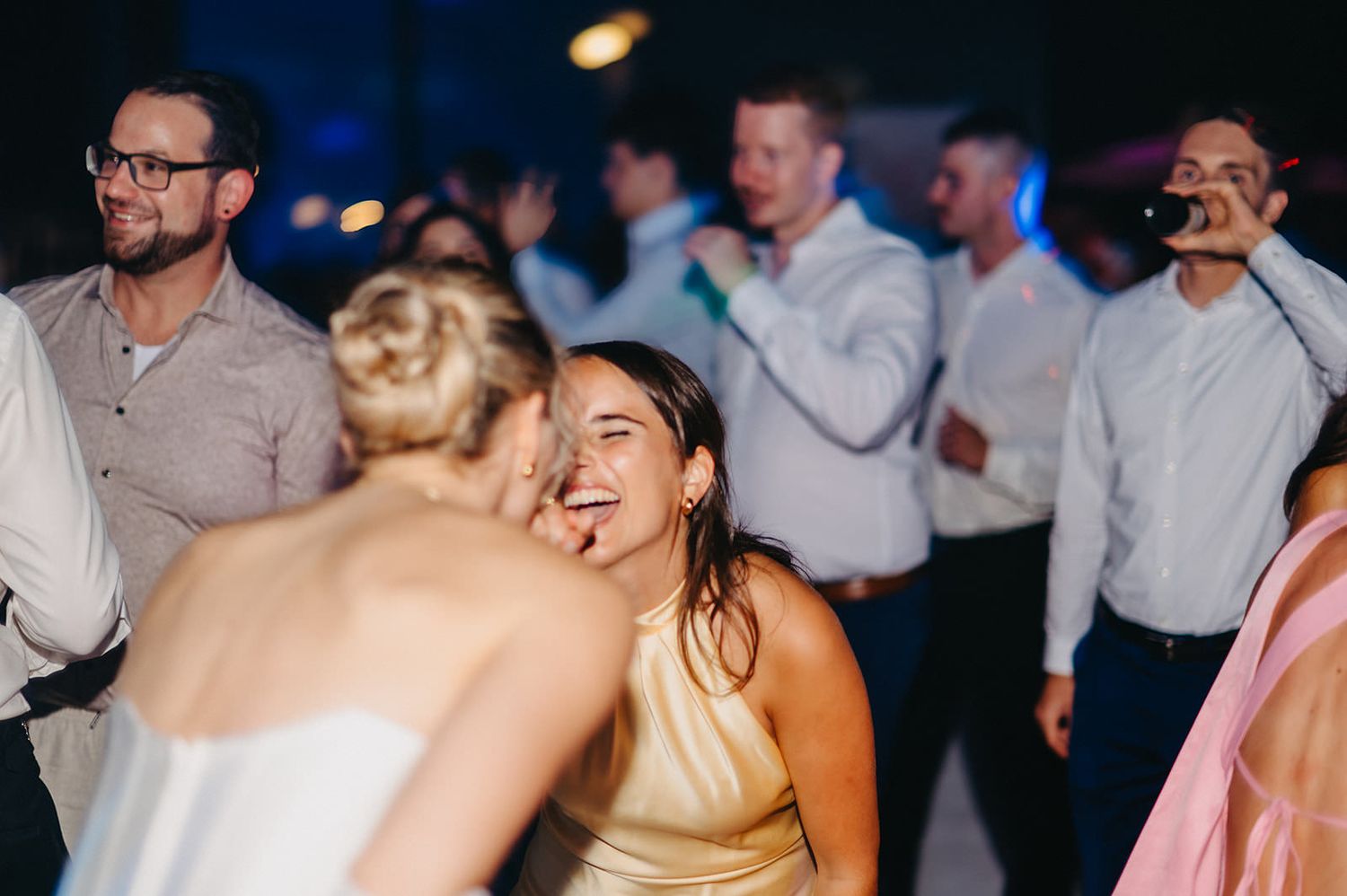 Hochzeitsfeier im Studio 55 Ludwigsburg – ausgelassene Gäste auf der Tanzfläche bei moderner Sommerhochzeit