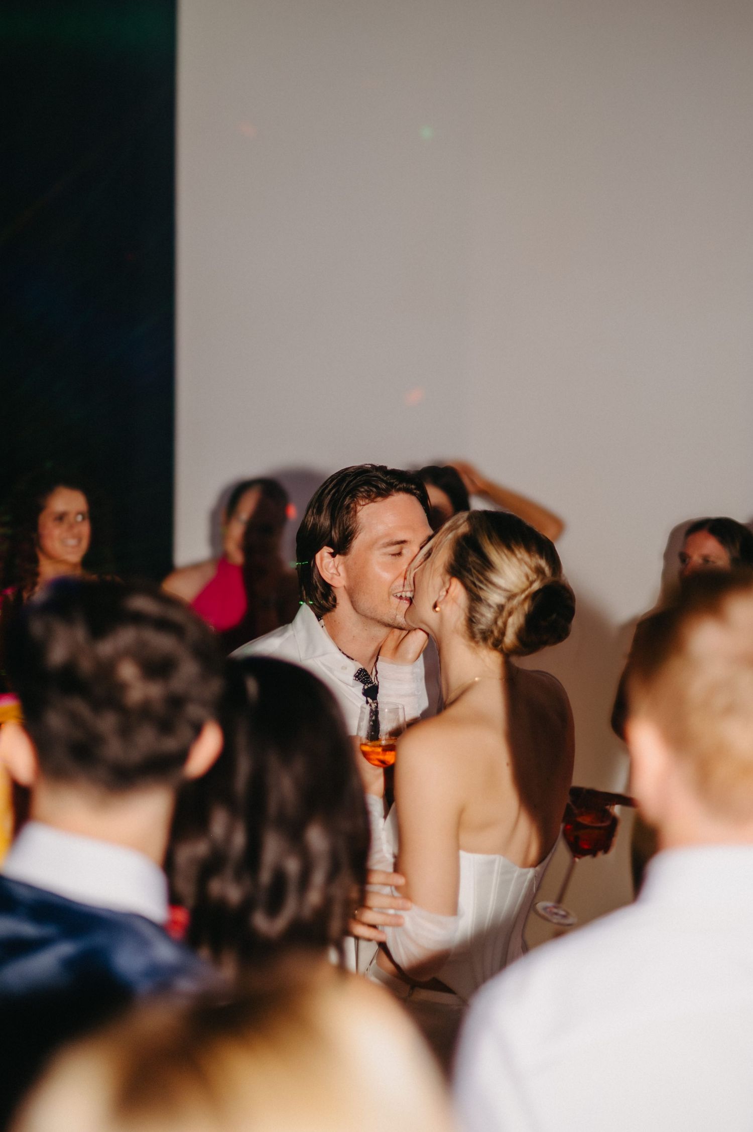 Hochzeitsfeier im Studio 55 Ludwigsburg – Braut lachend auf der Tanzfläche bei eleganter Sommerhochzeit