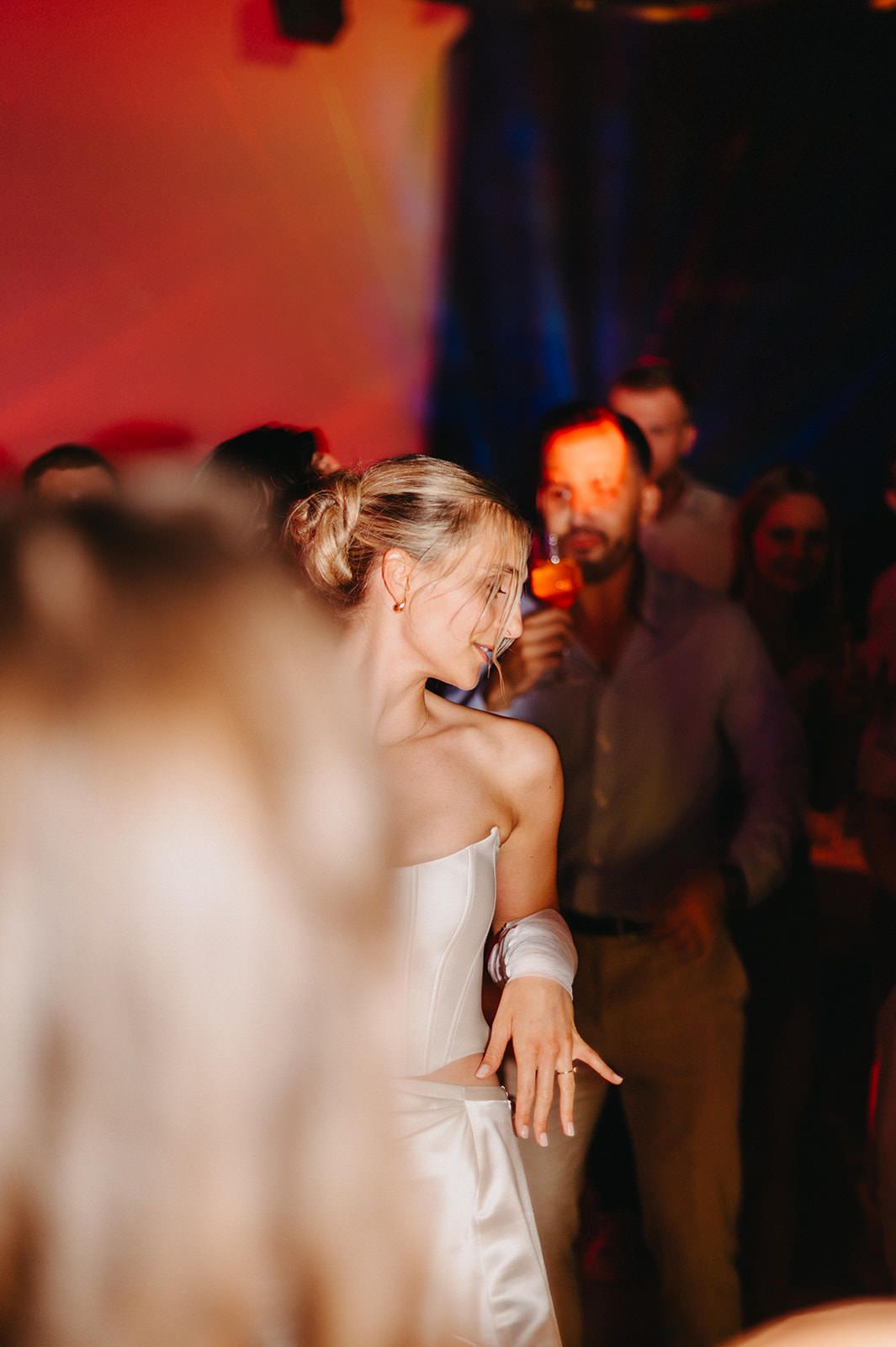 Hochzeitsfeier im Studio 55 Ludwigsburg – feiernde Hochzeitsgesellschaft bei eleganter Sommerhochzeit