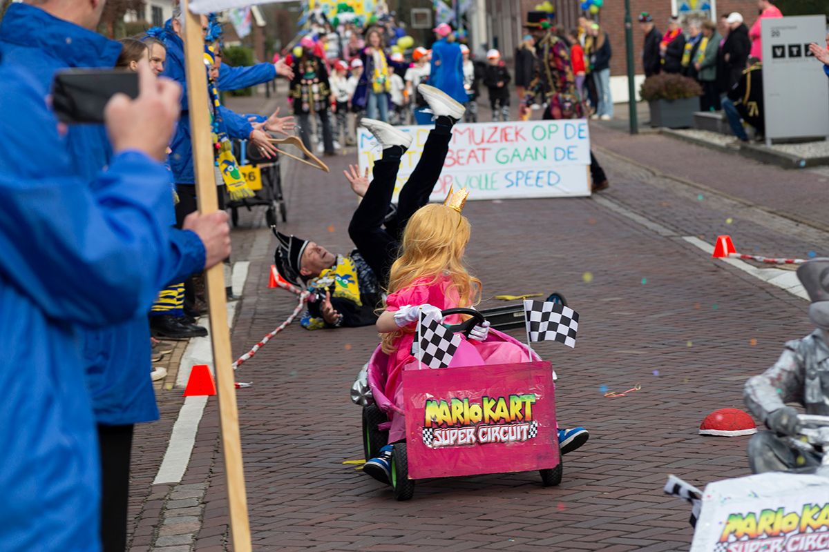 Foto in opdracht van Brabants Centrum. Jeugdcarnavalsoptocht Esch.