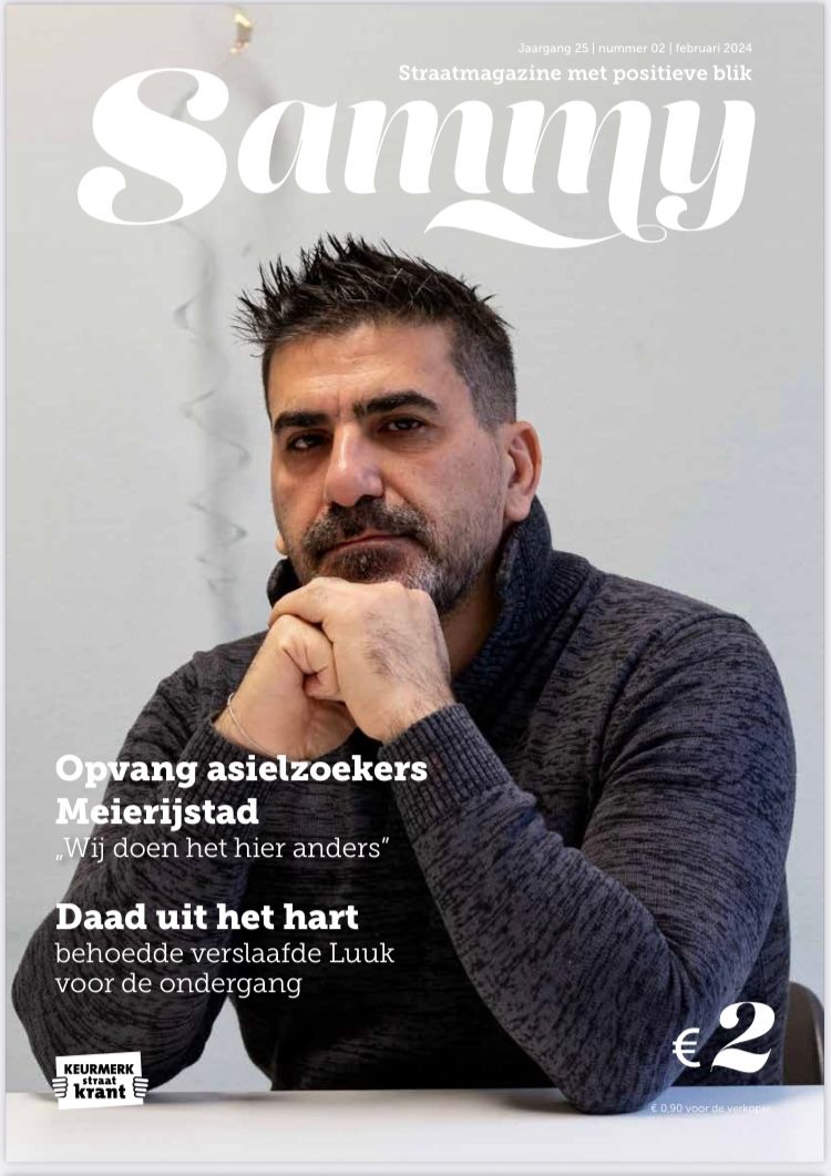 Coverfoto van straat magazine Sammy over de bijzondere aanpak van de vluchtelingenopvang in Veghel.