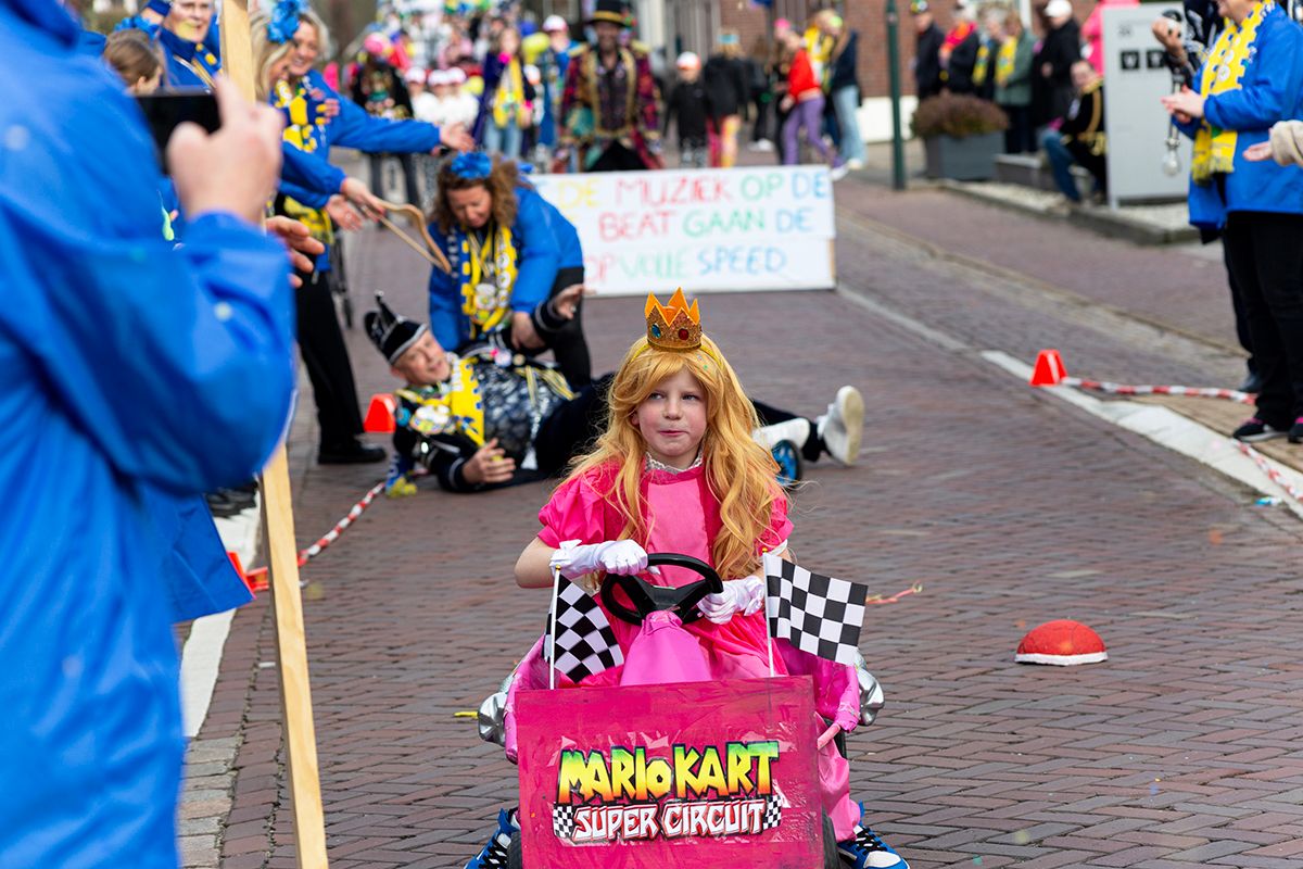 Foto in opdracht van Brabants Centrum. Jeugdcarnavalsoptocht Esch.