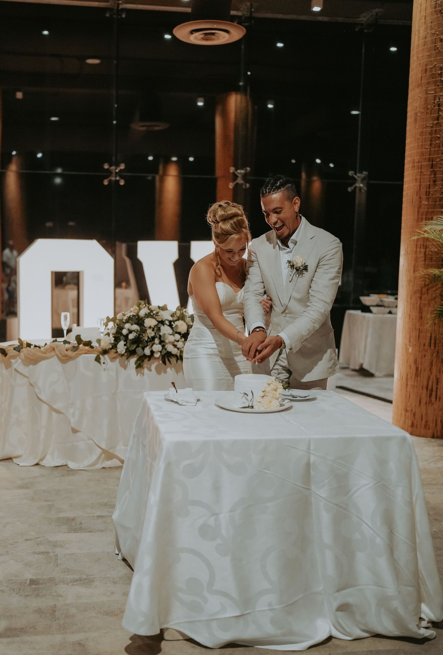 Wedding photographer in Delphi, Indiana capturing wedding reception moments in Cancun, Mexico destination wedding resort